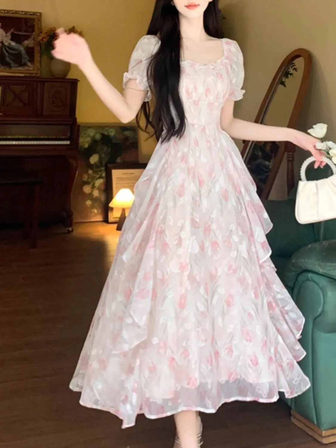 French Floral Square Collar Dress with Summer Bubble Waist and Slimming Temperament
French Floral Square Collar Dress with Summer Bubble Waist and Slimming Temperament