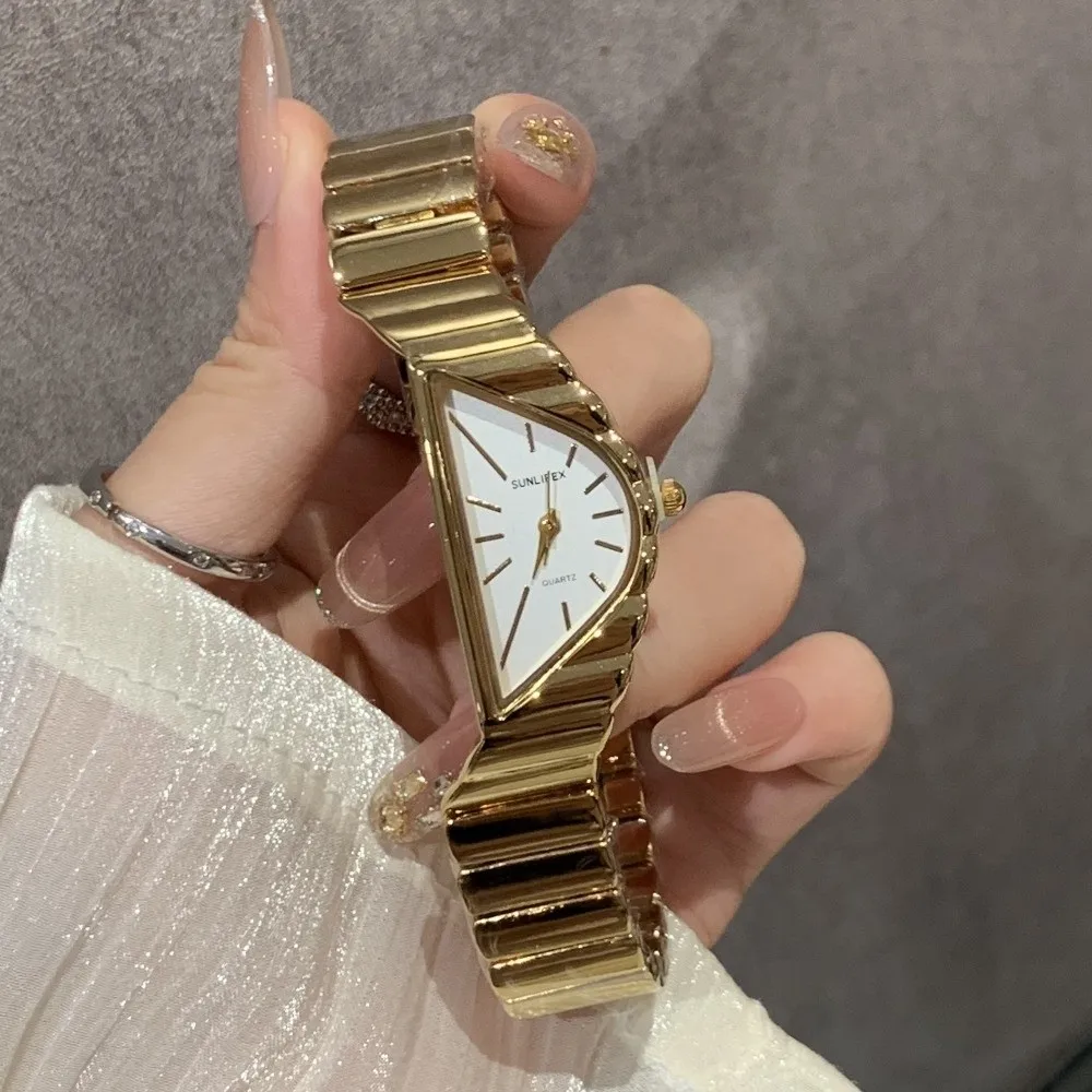 Irregular Niche Women's Watch Gold Chain Half-Moon Dial Luxury Ladies' Wristwatch Elegant Fashion Jewelry Quartz Watch
Irregular Niche Women's Watch Gold Chain Half-Moon Dial Luxury Ladies' Wristwatch Elegant Fashion Jewelry Quartz Watch