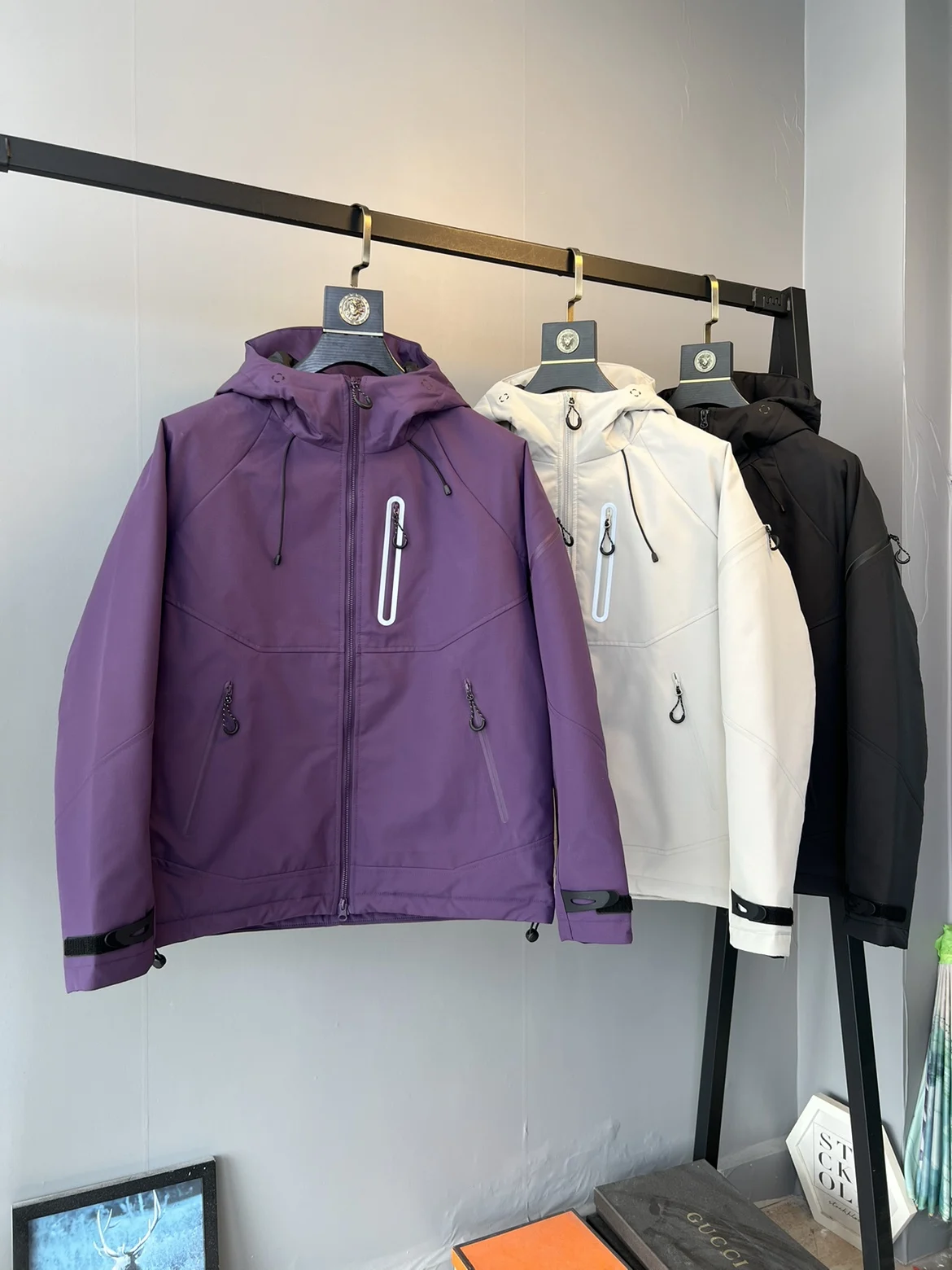 Новая зимняя куртка-пуховик унисекс для активного отдыха, ветрозащитная, теплая, с капюшоном, на подкладке из полиэфирного волокна
Новая зимняя куртка-пуховик унисекс для активного отдыха, ветрозащитная, теплая, с капюшоном, на подкладке из полиэфирного волокна