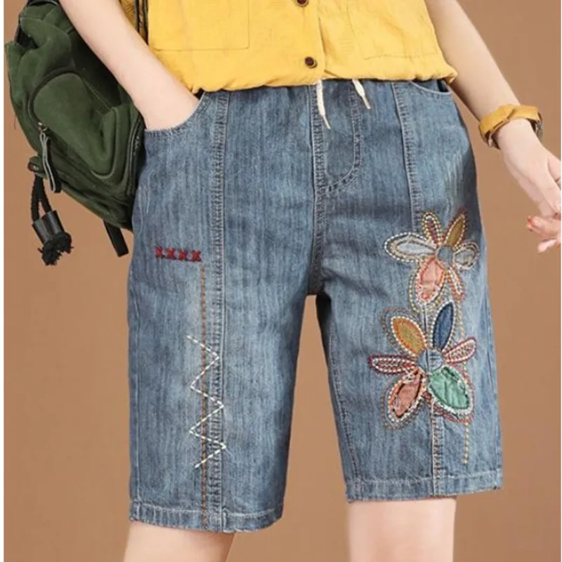 New 2025 Women Drawstring Pocket knee length Pants Female Floral Embroidery Denim Shorts Vintage Loose Casual Straight Jeans
New 2025 Women Drawstring Pocket knee length Pants Female Floral Embroidery Denim Shorts Vintage Loose Casual Straight Jeans
