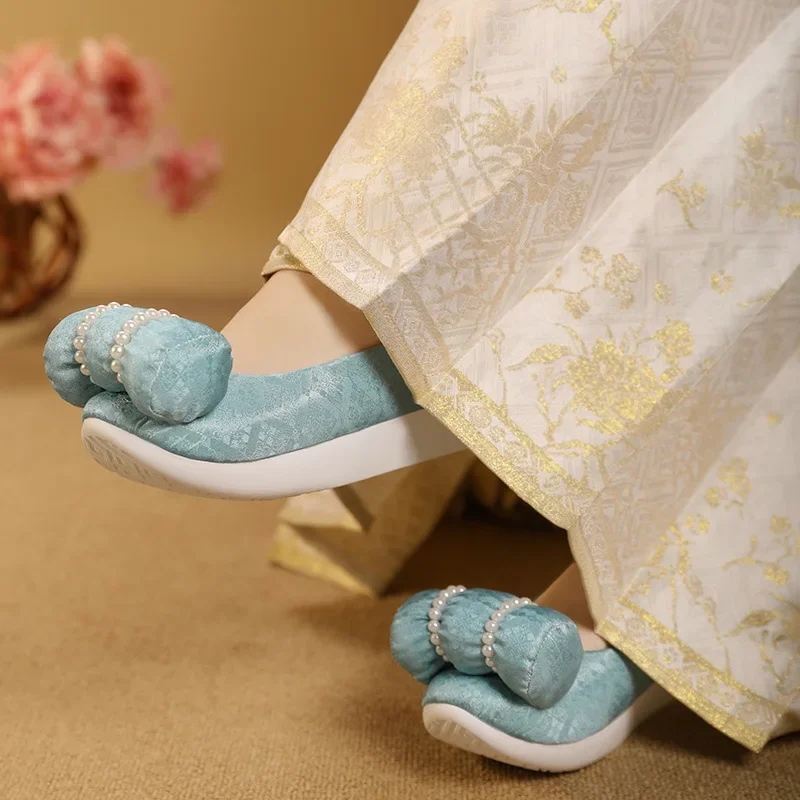 CY156 2024 Spring New Embroidered Retro Pearl Small Pillow Embroidered Shoes National Wind Dengyun Hanfu Shoes Female
CY156 2024 Spring New Embroidered Retro Pearl Small Pillow Embroidered Shoes National Wind Dengyun Hanfu Shoes Female