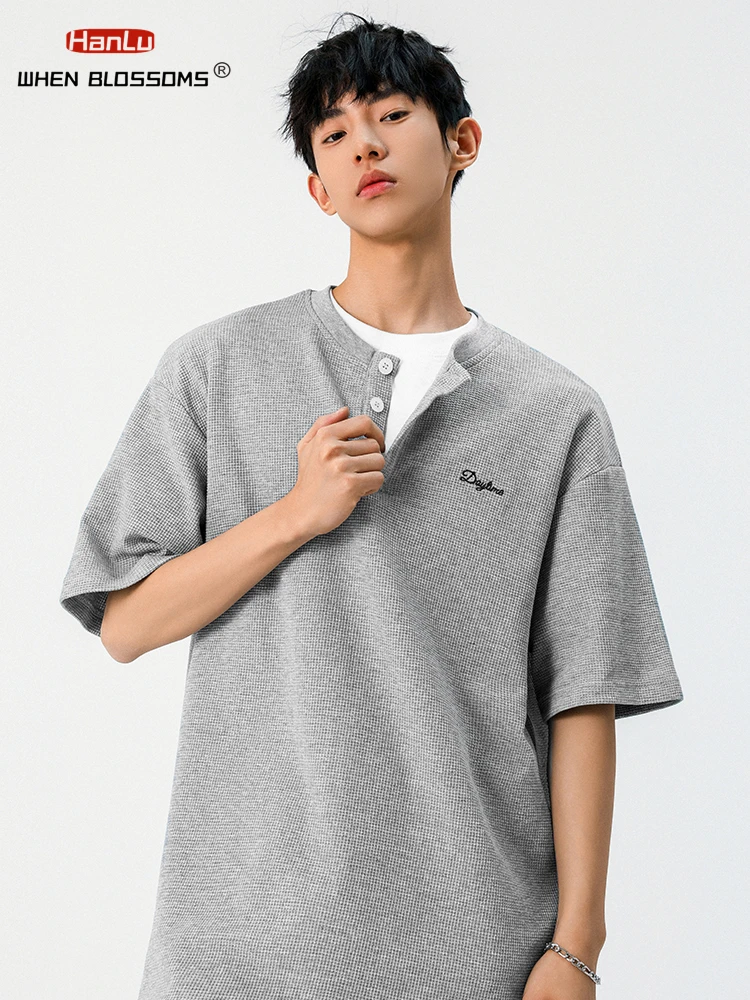 Летняя мужская тяжелая вафельная футболка на пуговицах с контрастной вышивкой и буквами, текстурированная хлопковая свободная уличная одежда, повседневная уличная одежда с коротким рукавом
Летняя мужская тяжелая вафельная футболка на пуговицах с контрастной вышивкой и буквами, текстурированная хлопковая свободная уличная одежда, повседневная уличная одежда с коротким рукавом