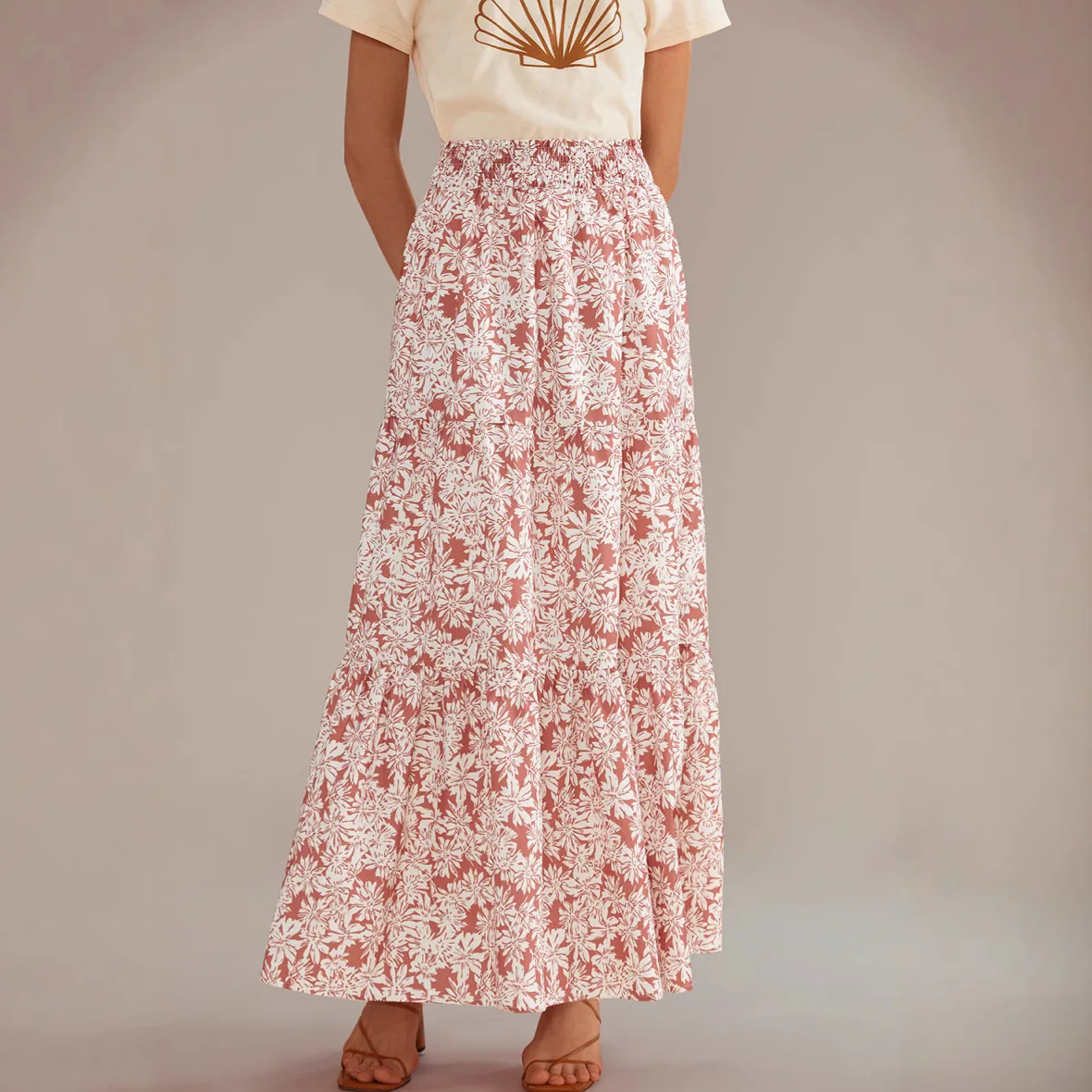 Floral skirt, high waist, large size, thin, pear-shaped figure, hips, medium and long A-shaped skirt, fashionable, simple temper
Floral skirt, high waist, large size, thin, pear-shaped figure, hips, medium and long A-shaped skirt, fashionable, simple temper