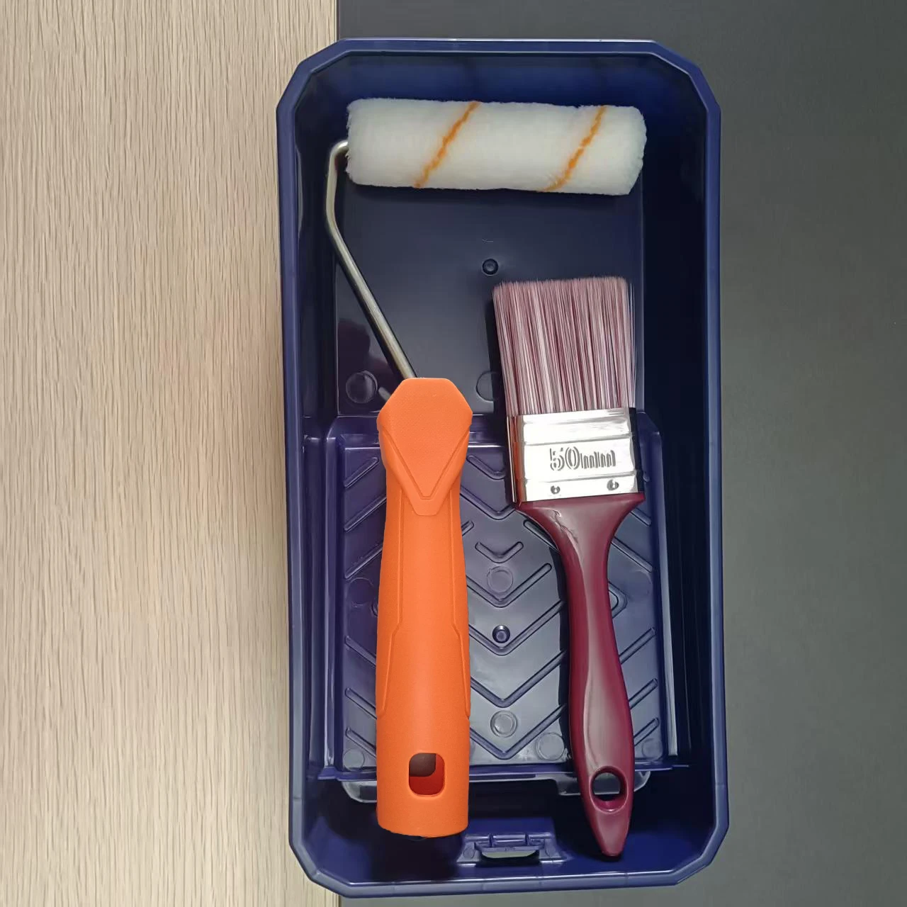 Набор инструментов для покраски включает в себя 1 пластиковый лоток для краски, 1 валик и 1 кисть: незаменимый набор для самостоятельной покраски.
Набор инструментов для покраски включает в себя 1 пластиковый лоток для краски, 1 валик и 1 кисть: незаменимый набор для самостоятельной покраски.