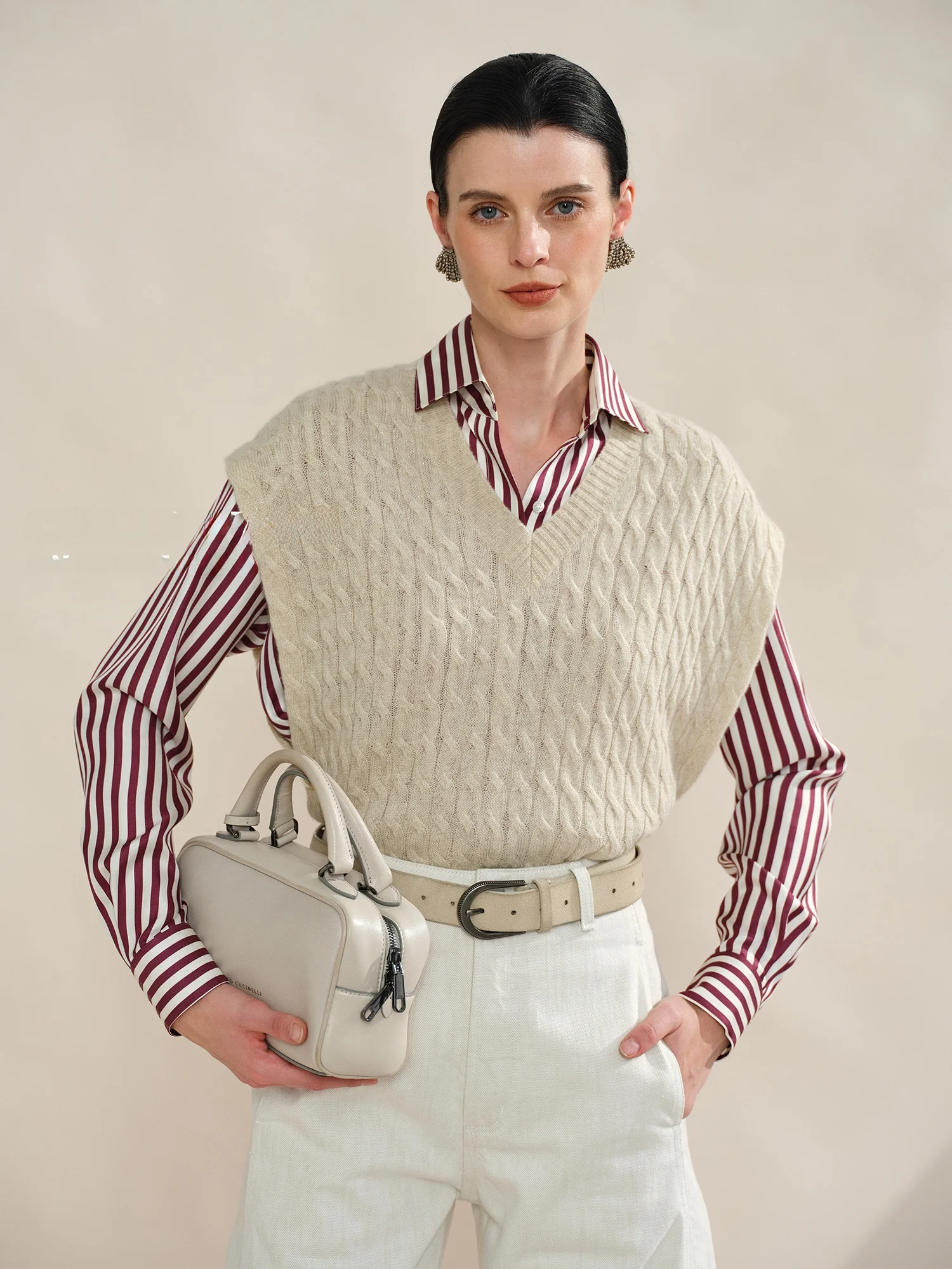 Вязаный жилет Ele Camere от Colinwang: дизайнерская сенсация от люксового бренда, женская мода, зимний сезон, стандартный крой, эксклюзив онлайн.
Вязаный жилет Ele Camere от Colinwang: дизайнерская сенсация от люксового бренда, женская мода, зимний сезон, стандартный крой, эксклюзив онлайн.