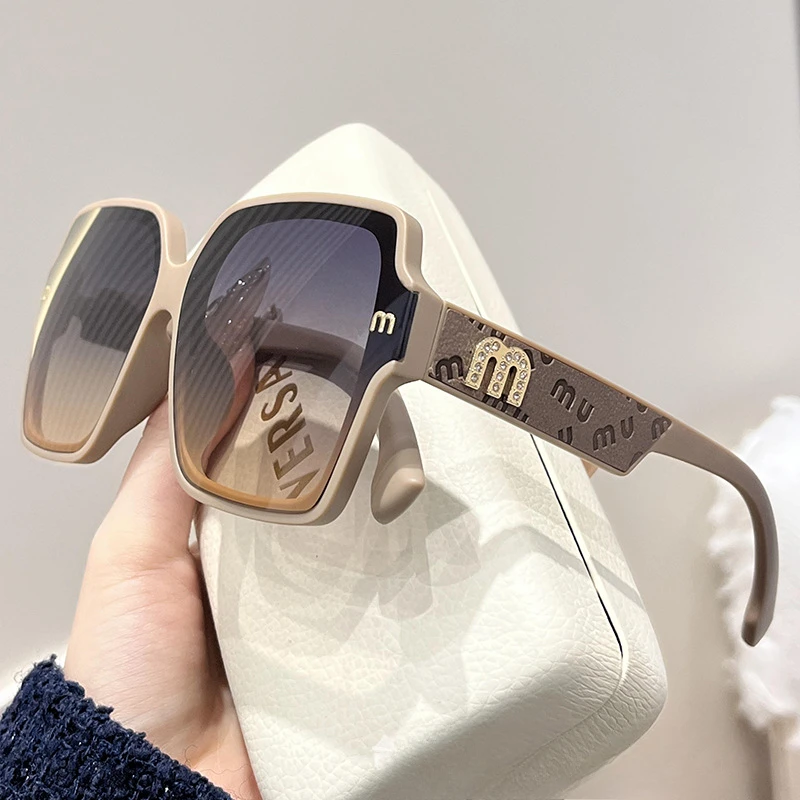 Новые квадратные оправы, модные женские солнцезащитные очки для путешествий в большой оправе, солнцезащитные трендовые персонализированные высококачественные солнцезащитные очки для девочек
Новые квадратные оправы, модные женские солнцезащитные очки для путешествий в большой оправе, солнцезащитные трендовые персонализированные высококачественные солнцезащитные очки для девочек