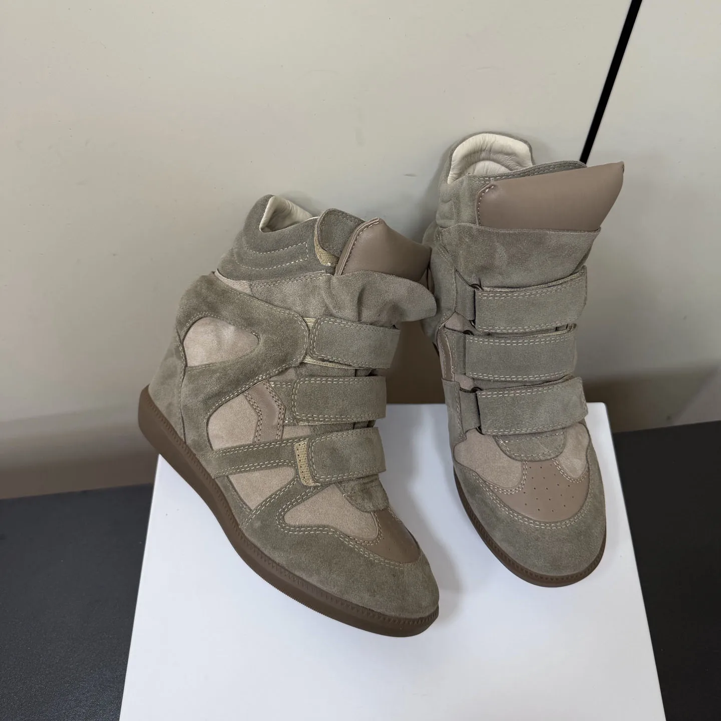 Women Suede Wedge Sneakers High-top Velcro Straps Hidden Wedge Heel Shoes
Women Suede Wedge Sneakers High-top Velcro Straps Hidden Wedge Heel Shoes