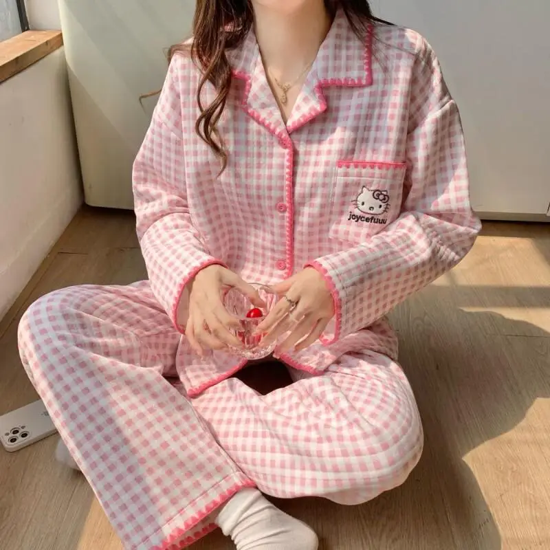Новая зимняя теплая пижама в клетку с длинным рукавом для женщин, комплект с милым котенком, утепленный хлопком, домашняя одежда, зимняя пижама в клетку
Новая зимняя теплая пижама в клетку с длинным рукавом для женщин, комплект с милым котенком, утепленный хлопком, домашняя одежда, зимняя пижама в клетку