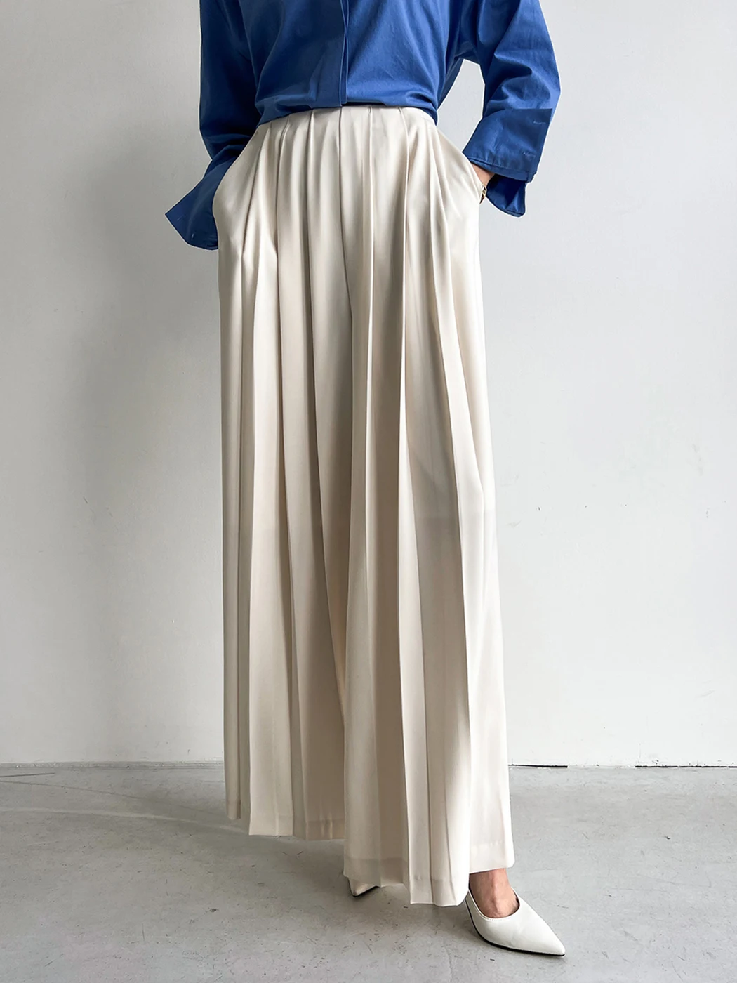 Loose Pleated Wide Leg Pant Summer Fashion All-match Elastic High Waist Trousers Pocket Solid Casual Simple Women Pants 2023 New
Loose Pleated Wide Leg Pant Summer Fashion All-match Elastic High Waist Trousers Pocket Solid Casual Simple Women Pants 2023 New
