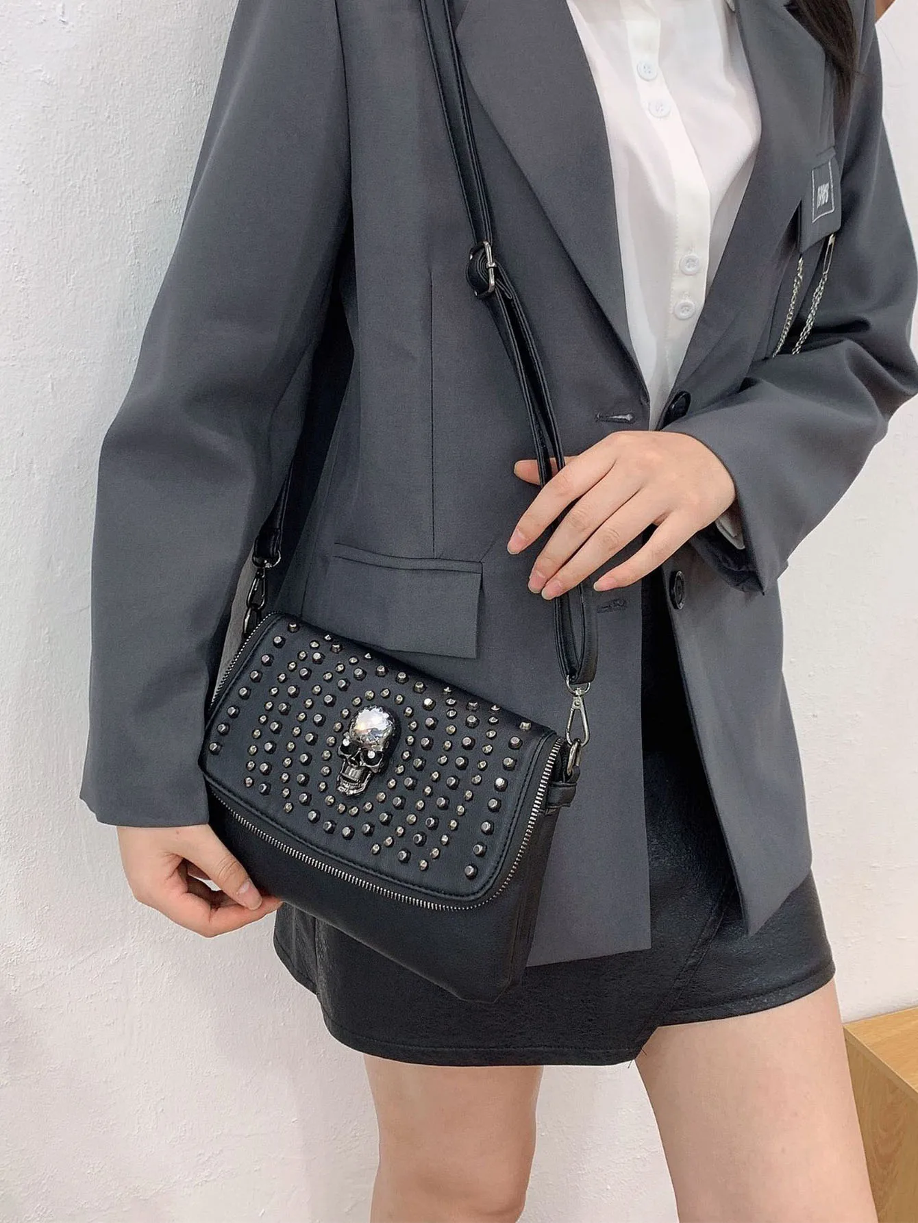 2024 new dark punk style large-capacity diagonal shoulder bag personalized rivet trend shoulder bag
2024 new dark punk style large-capacity diagonal shoulder bag personalized rivet trend shoulder bag