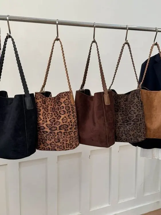Vintage Suede Bucket Bag Large Capacity Commuter Tote Crossbody Bag Casual Lazy Style Leopard Print Unisex Handbag
Vintage Suede Bucket Bag Large Capacity Commuter Tote Crossbody Bag Casual Lazy Style Leopard Print Unisex Handbag
