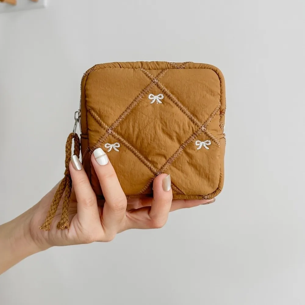 Quilted Bow Cosmetic Bag Portable Large Capacity Toiletry Bag Polyester Multi-functional Sanitary Napkin Storage Bag Daily Use
Quilted Bow Cosmetic Bag Portable Large Capacity Toiletry Bag Polyester Multi-functional Sanitary Napkin Storage Bag Daily Use