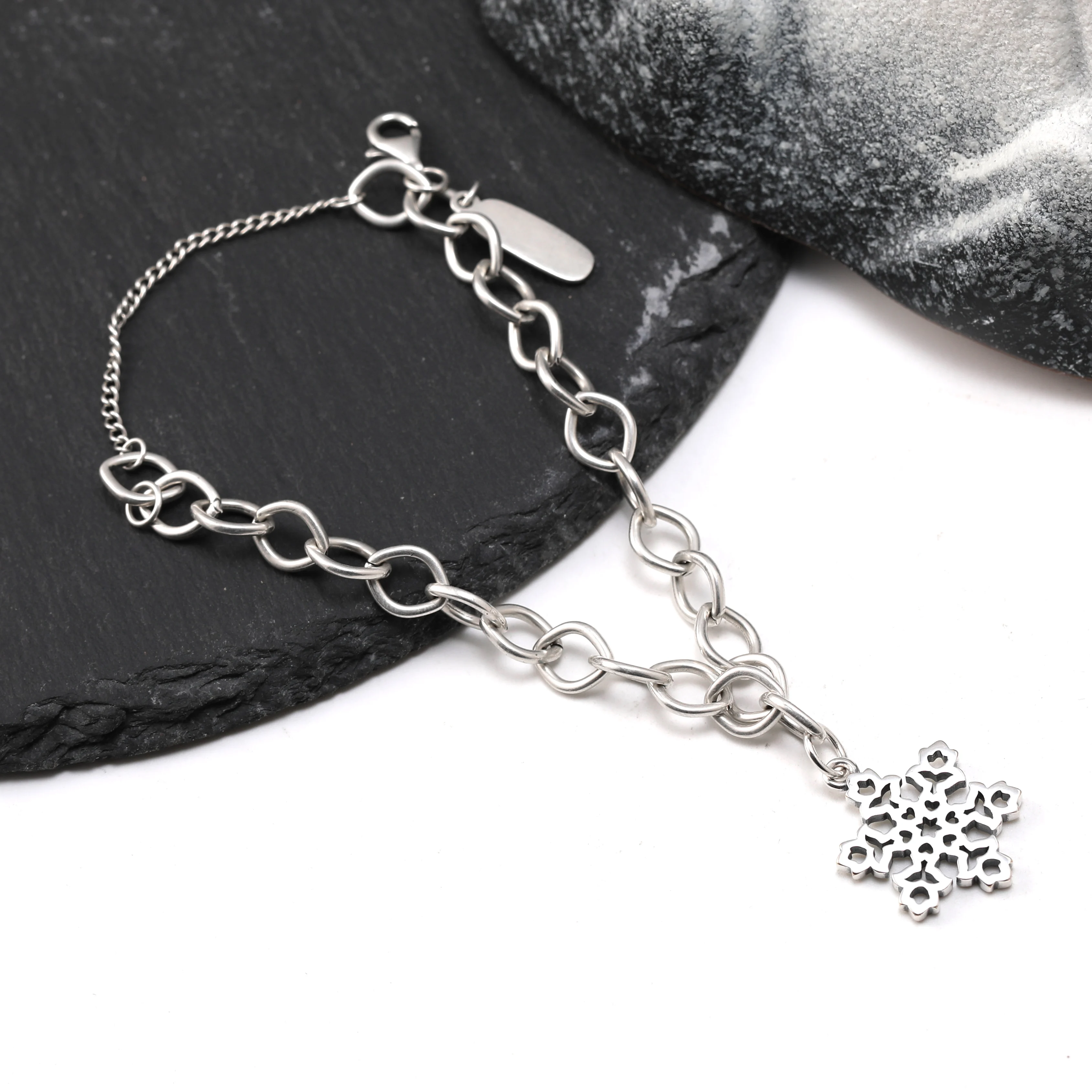 Genuine 925 sterling silver Forged Link Charm Bracelet paired with the Snowflakes in the Netherlands pendant
Genuine 925 sterling silver Forged Link Charm Bracelet paired with the Snowflakes in the Netherlands pendant