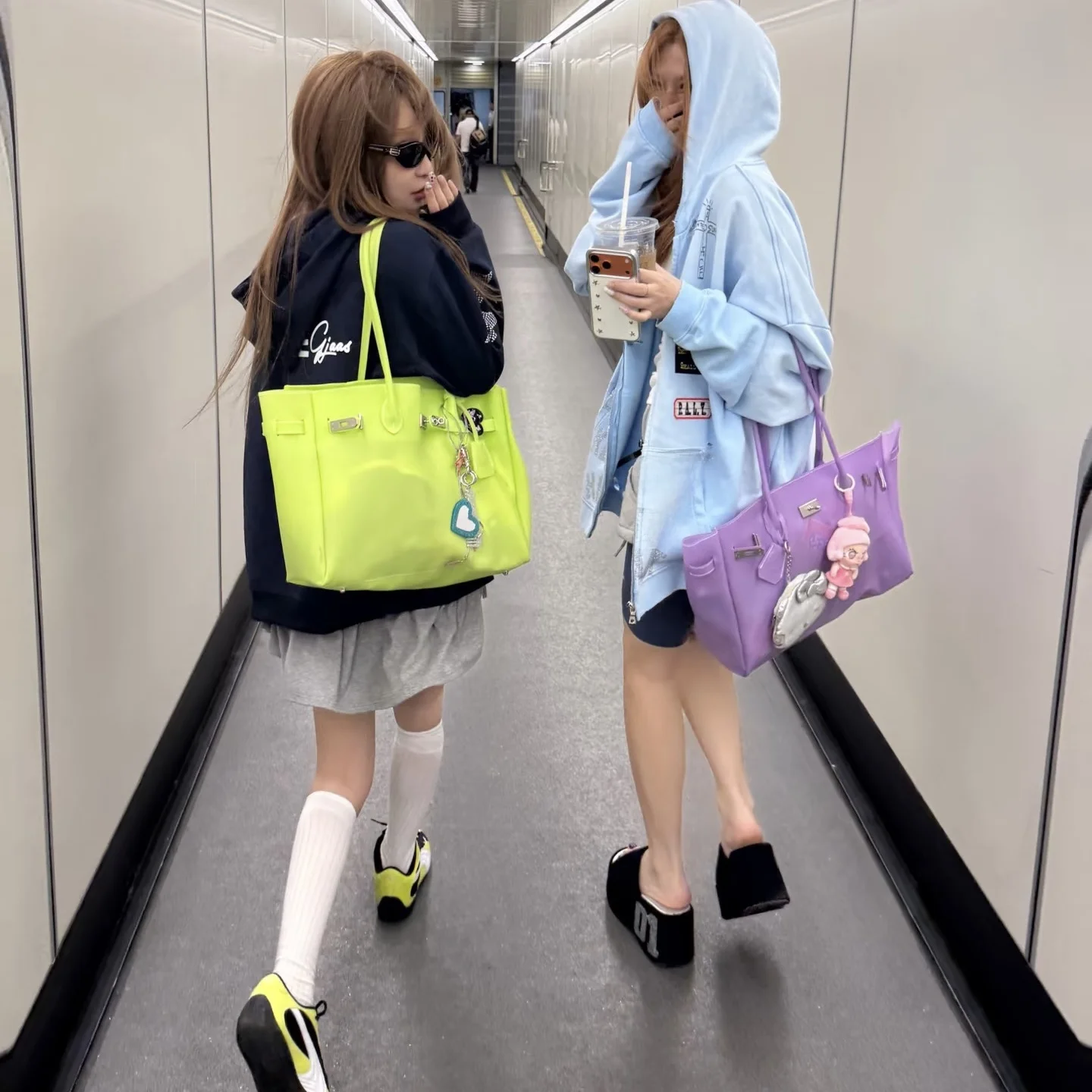 New 2026 Korean Style Kiikii Jelly Firkin Bag Soft Handbag Double Shoulder Strap Lock Buckle Closure Square Shape Bag
New 2026 Korean Style Kiikii Jelly Firkin Bag Soft Handbag Double Shoulder Strap Lock Buckle Closure Square Shape Bag