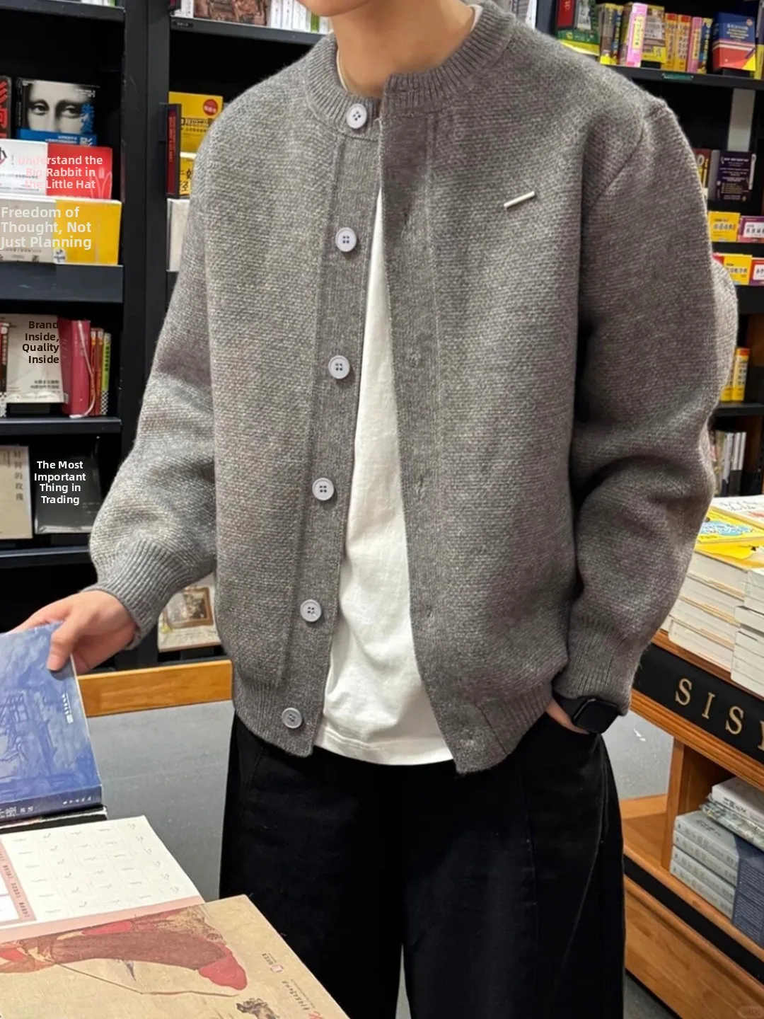 Мужской свитер в стиле Old Money с бейсбольным воротником, раннеосенний, вязаный, свободного кроя, для повседневной носки
Мужской свитер в стиле Old Money с бейсбольным воротником, раннеосенний, вязаный, свободного кроя, для повседневной носки