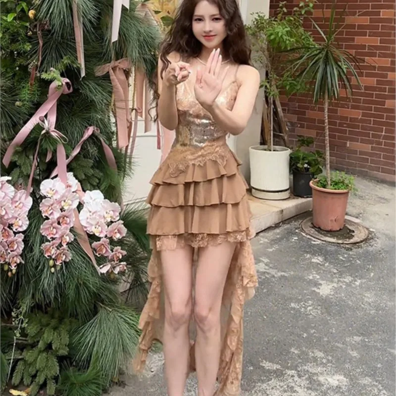 A new waist-cinching and tail-length mini skirt with pure elegant lace sequined halter straps
A new waist-cinching and tail-length mini skirt with pure elegant lace sequined halter straps
