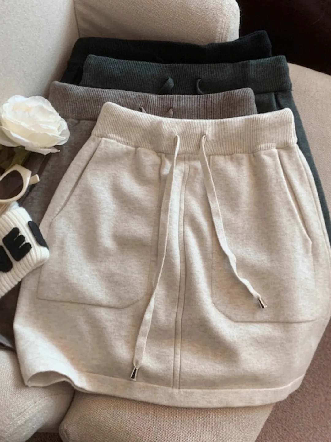 Вязаная юбка с высокой талией для женщин, универсальная юбка А-силуэта с большими карманами, эластичная талия на шнурке, Ciwalk
Вязаная юбка с высокой талией для женщин, универсальная юбка А-силуэта с большими карманами, эластичная талия на шнурке, Ciwalk