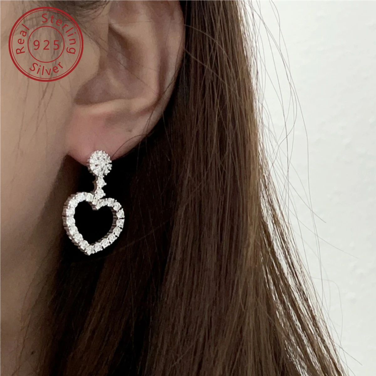 Серьги из серебра 925 пробы с полными вставками, новая коллекция для осени и зимы
Серьги из серебра 925 пробы с полными вставками, новая коллекция для осени и зимы