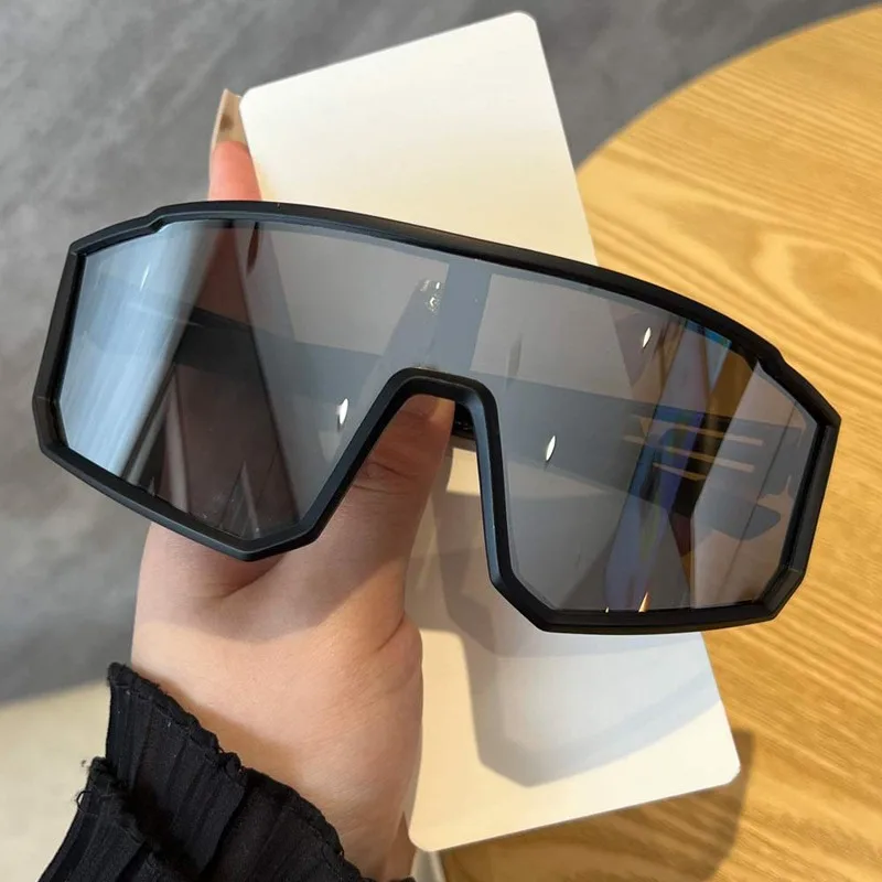 Cycling Fashion Sports Sunglasses Colorful Integrated Goggles Outdoor Cycling Mountaineering Sunscreen Glasses UV400
Cycling Fashion Sports Sunglasses Colorful Integrated Goggles Outdoor Cycling Mountaineering Sunscreen Glasses UV400