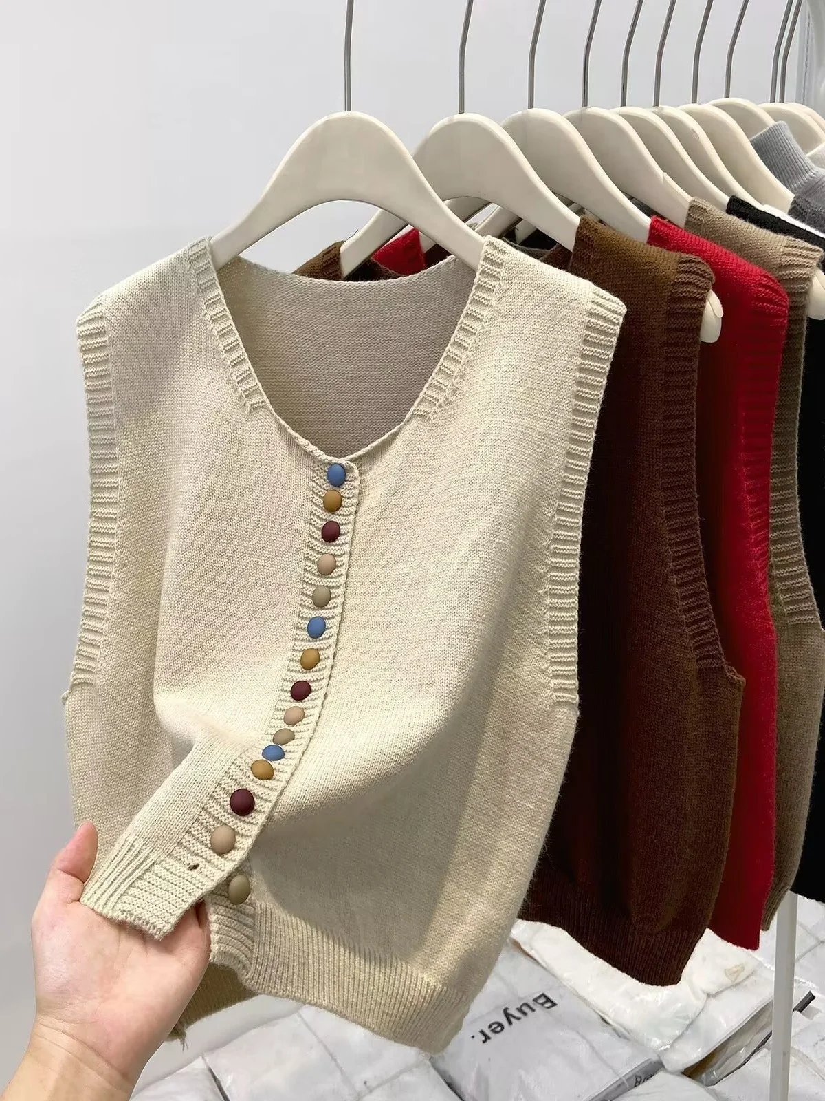 Высококачественный жилет Camere на весну и осень, открытый кардиган, свободная женская верхняя одежда, вязаный свитер U-Ne на одной пуговице, обычная длина
Высококачественный жилет Camere на весну и осень, открытый кардиган, свободная женская верхняя одежда, вязаный свитер U-Ne на одной пуговице, обычная длина