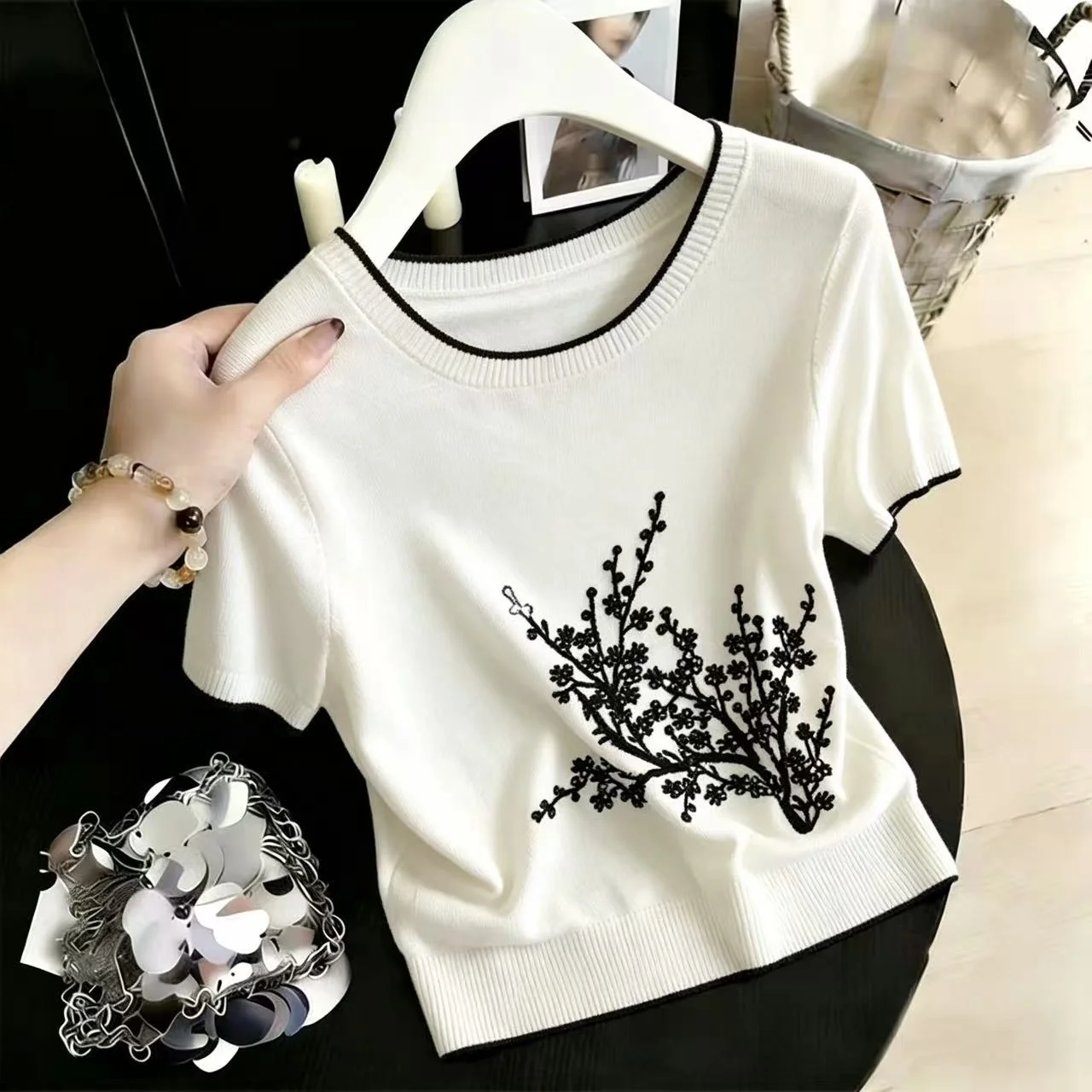 Unique Beautiful Ice Silk Short Sleeve T-Shirt Women's Summer Knitted Embroidered Anti-Aging Slimming Casual Style Top
Unique Beautiful Ice Silk Short Sleeve T-Shirt Women's Summer Knitted Embroidered Anti-Aging Slimming Casual Style Top
