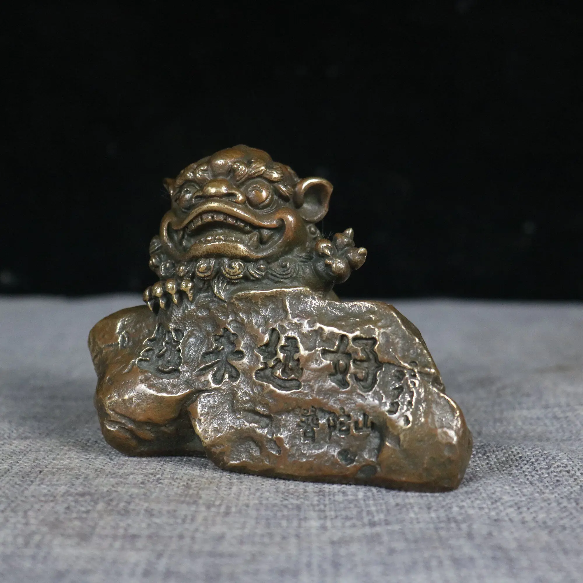 Chinese Feng Shui Vintage Brass Lion Statue Lucky Wealth Guardian Home Office Shop Decor Figurine
Chinese Feng Shui Vintage Brass Lion Statue Lucky Wealth Guardian Home Office Shop Decor Figurine