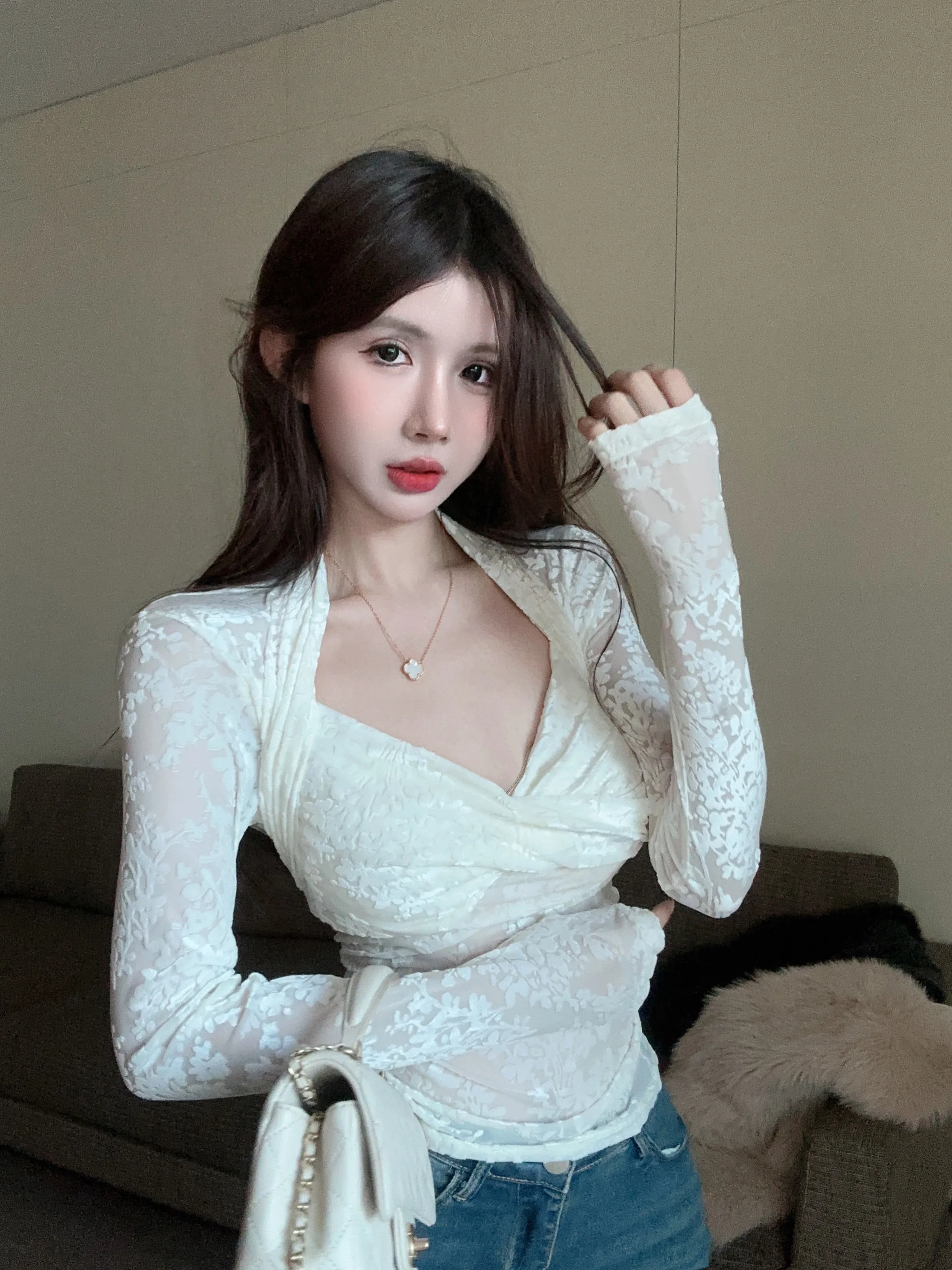Elegant Velvet Embroidered Top Women's Fashionable Sexy Pure Desire Knot Square Neck Base Shirt Outerwear Beautiful Anti-Aging
Elegant Velvet Embroidered Top Women's Fashionable Sexy Pure Desire Knot Square Neck Base Shirt Outerwear Beautiful Anti-Aging