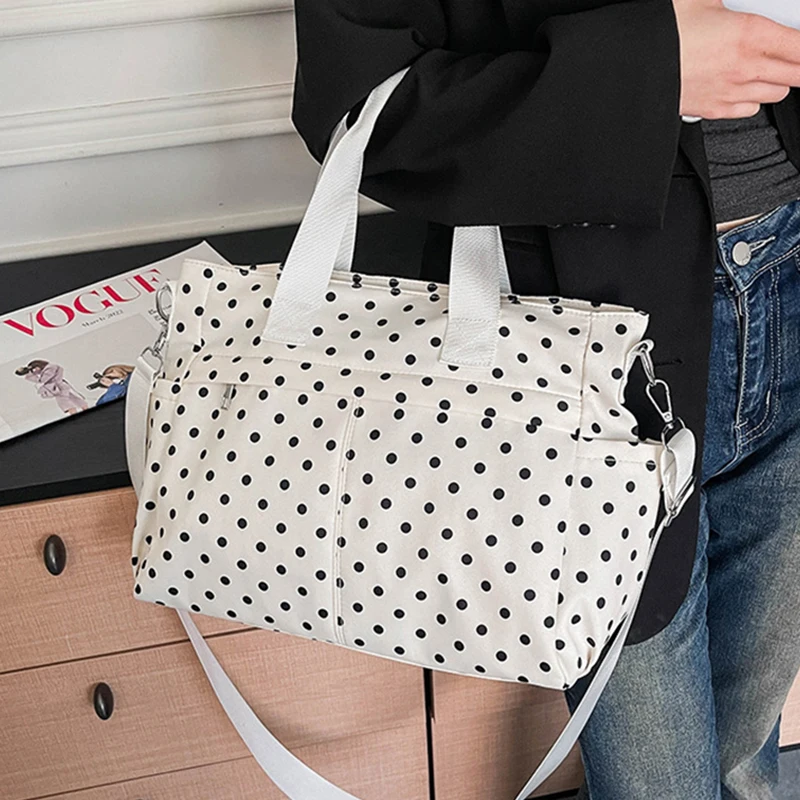 Korean Nylon Polka Dot Shoulder Bag Large Capacity Casual Fashion Travel Tote Bag Simple Crossbody Bags Lightweight Boston Bag
Korean Nylon Polka Dot Shoulder Bag Large Capacity Casual Fashion Travel Tote Bag Simple Crossbody Bags Lightweight Boston Bag