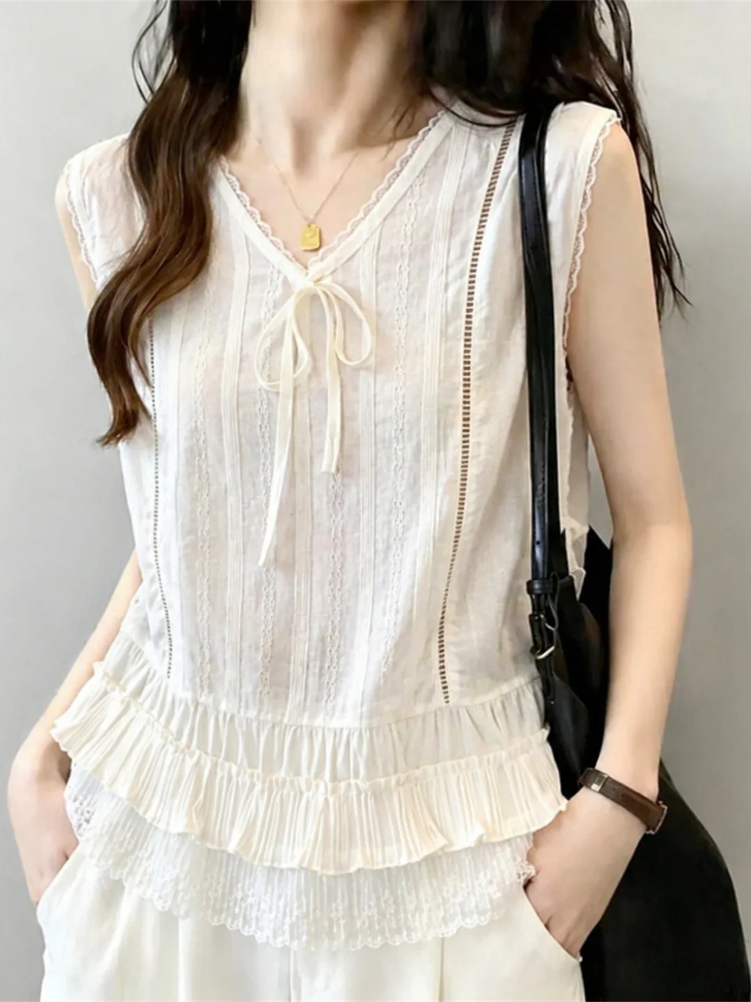 Fashionable V-Neck Design Belted Vest 2026 Summer New Commute Versatile Sleeveless Top Women's Style Korean Straight Cut Silk
Fashionable V-Neck Design Belted Vest 2026 Summer New Commute Versatile Sleeveless Top Women's Style Korean Straight Cut Silk