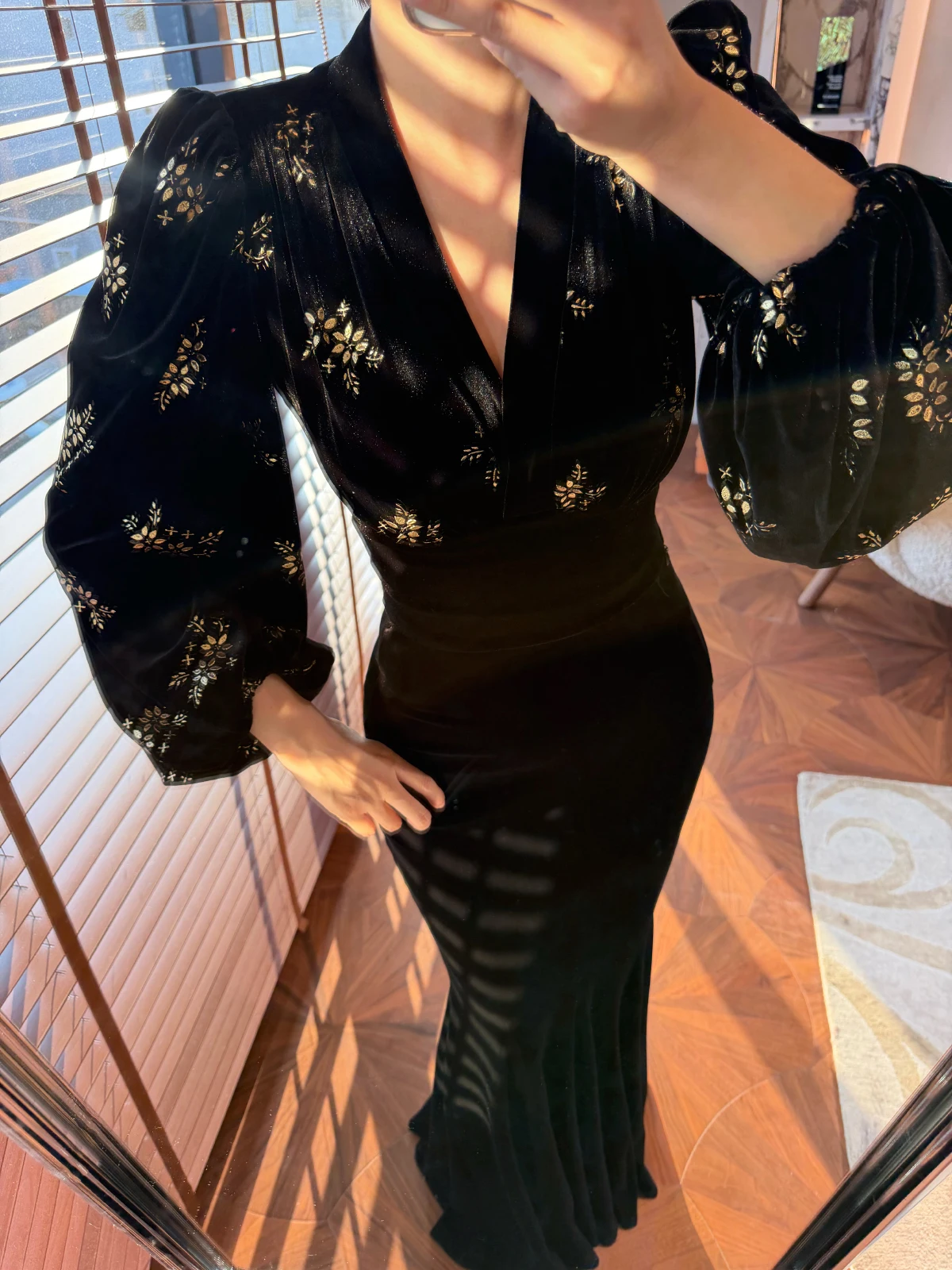 XULU Original Velvet Patchwork Flower Pressing V-neck Bubble Sleeve Top Slim Sexy Half-body Fish Tail Skirt Women's Fashion
XULU Original Velvet Patchwork Flower Pressing V-neck Bubble Sleeve Top Slim Sexy Half-body Fish Tail Skirt Women's Fashion