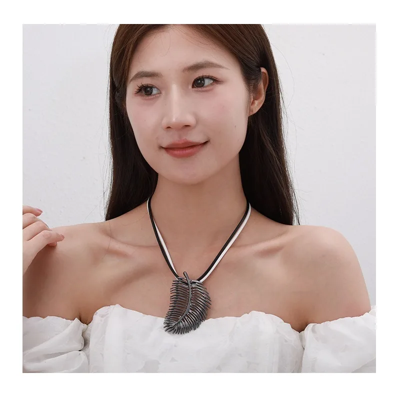 New Special Short Necklace Feather Pendant Personalized Trend Hollow Women's Metal Collarbone Chain
New Special Short Necklace Feather Pendant Personalized Trend Hollow Women's Metal Collarbone Chain