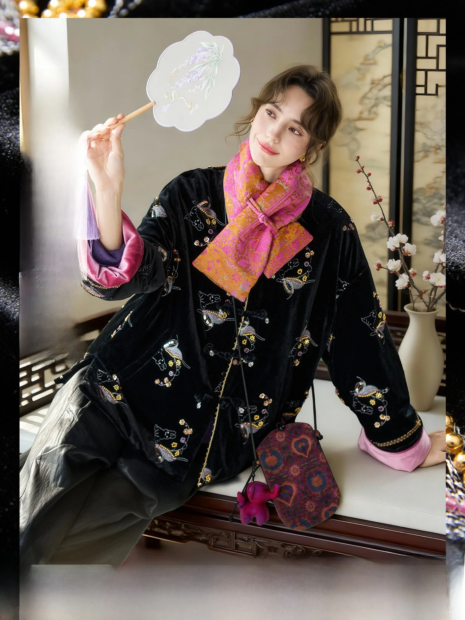 Женская теплая куртка из китайского шелкового бархата с вышивкой и пайетками, простой повседневный стиль, длинный рукав
Женская теплая куртка из китайского шелкового бархата с вышивкой и пайетками, простой повседневный стиль, длинный рукав