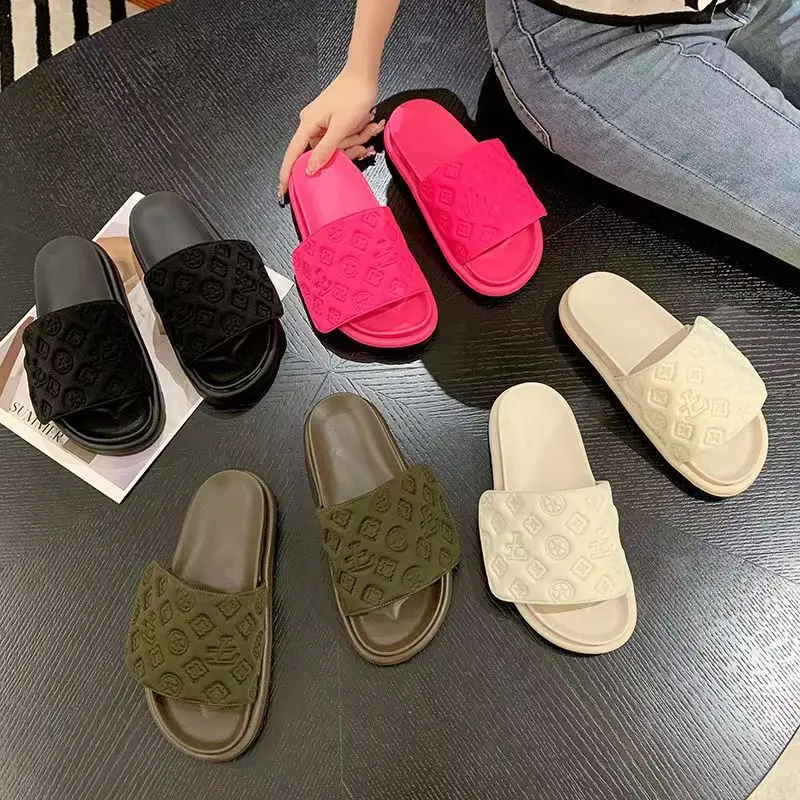 Xiaoxiang's Cool Slippers Are Fashionable And Versatile For Women's Outdoor Wear, With Thick Sole And Sponge Cake Sole
Xiaoxiang's Cool Slippers Are Fashionable And Versatile For Women's Outdoor Wear, With Thick Sole And Sponge Cake Sole