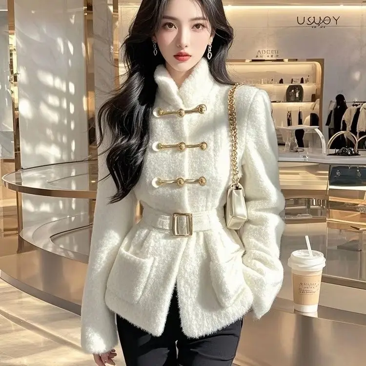 2024 Winter Elegant White Tweed Jacket for Women Chic High End French Style Coat with Unique Design and Sophisticated Lady Vibe
2024 Winter Elegant White Tweed Jacket for Women Chic High End French Style Coat with Unique Design and Sophisticated Lady Vibe
