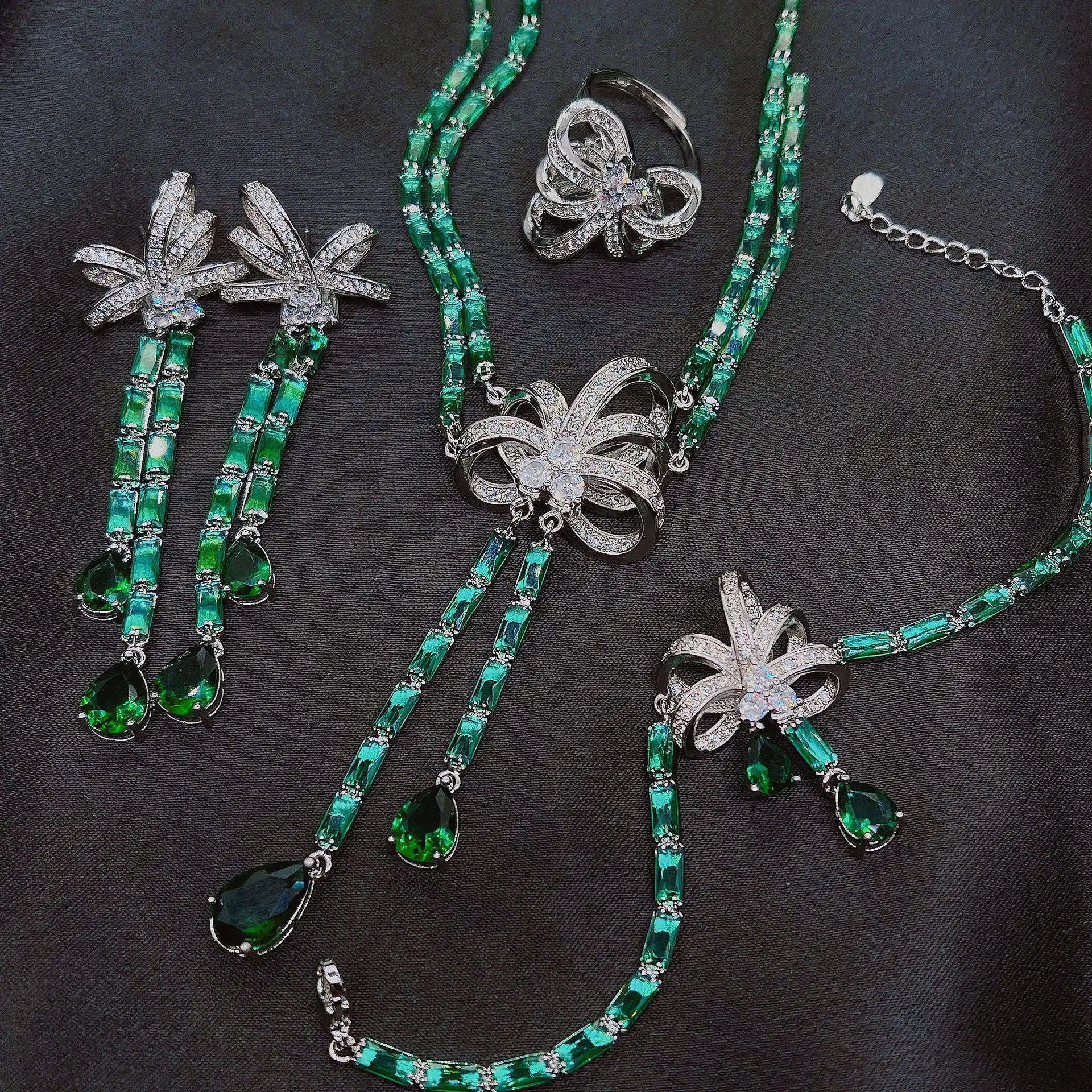 Luxury Silver Color Green Synthetic Cubic Zirconia Bowknot Jewelry Set For Lady Pendant Necklace Rings Tassels Earrings Bracelet
Luxury Silver Color Green Synthetic Cubic Zirconia Bowknot Jewelry Set For Lady Pendant Necklace Rings Tassels Earrings Bracelet