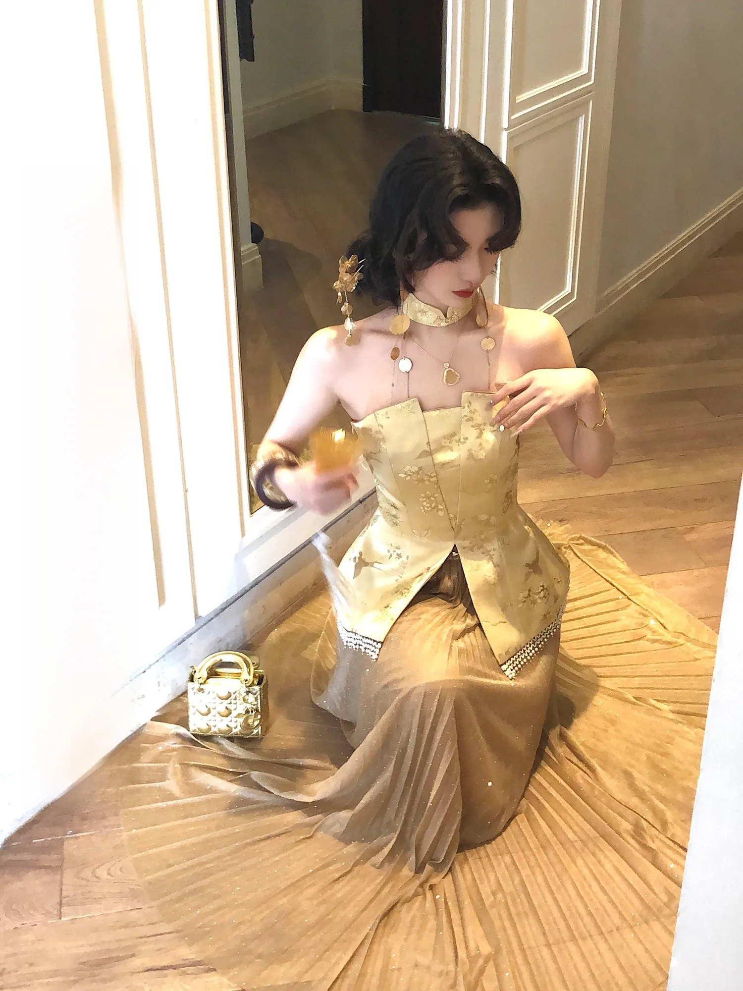 Новая китайская вышитая блузка-топ с бретельками и плиссированной юбкой с бисером Eees Gold Bottle Floating Flower для женщин
Новая китайская вышитая блузка-топ с бретельками и плиссированной юбкой с бисером Eees Gold Bottle Floating Flower для женщин