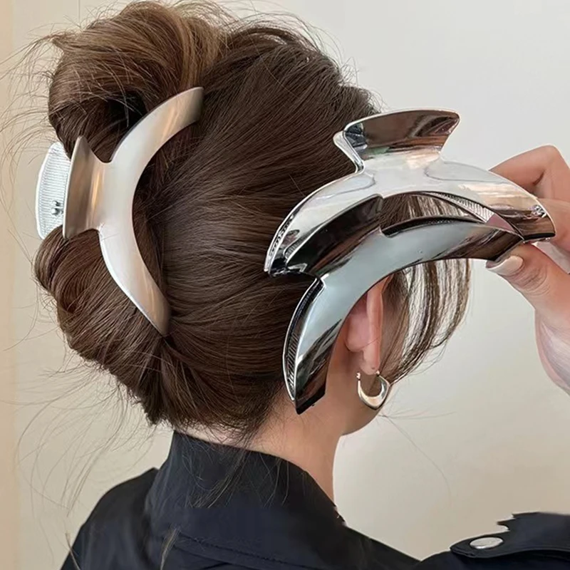 Y2K Metal Arc Hair Claw for Women Luxury Exquisite Trendy Simple Shark Clip Daily Cool Stuff Casual Hair Accessories Wholesale
Y2K Metal Arc Hair Claw for Women Luxury Exquisite Trendy Simple Shark Clip Daily Cool Stuff Casual Hair Accessories Wholesale