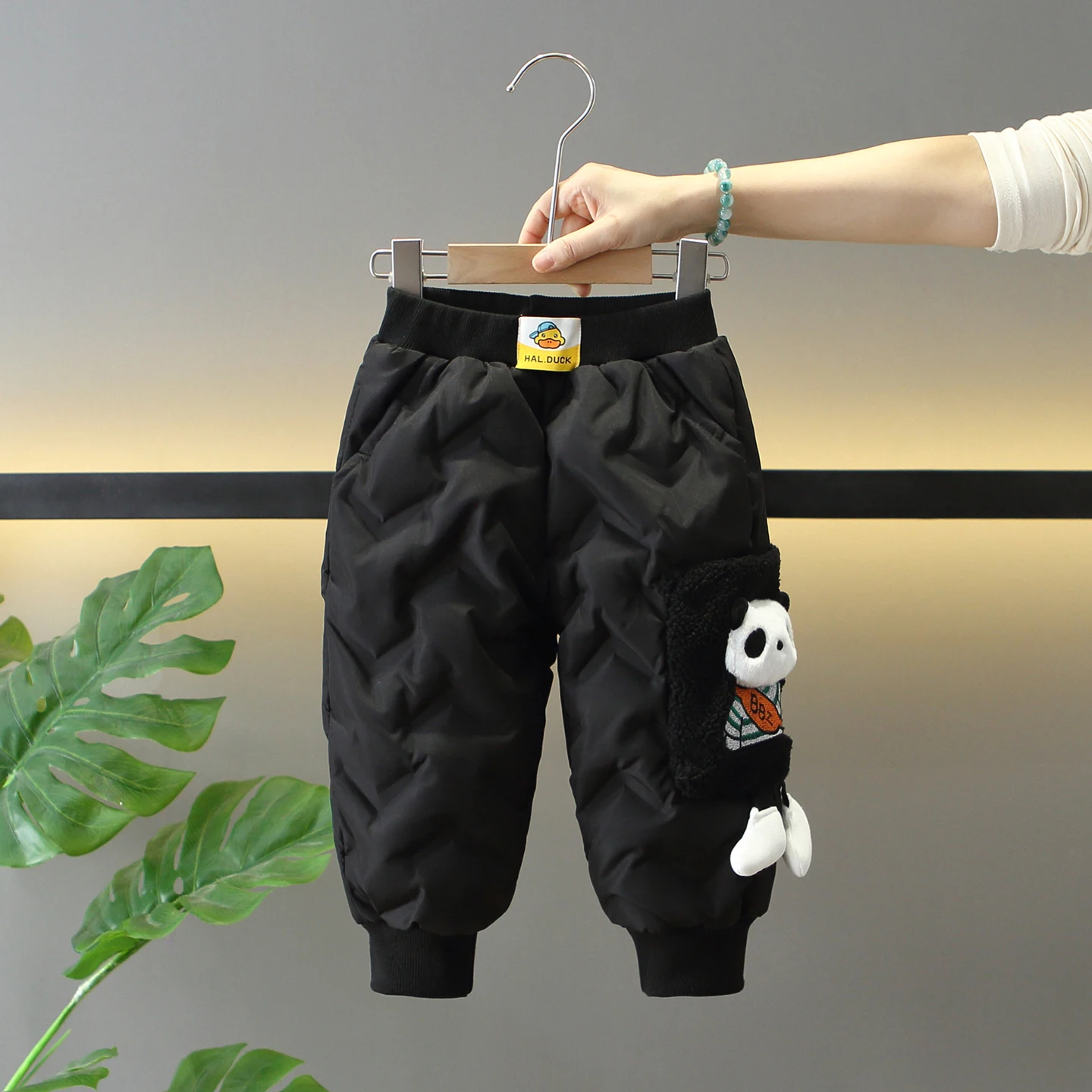 Thiened White Du down Children's Trousers Winter Outerwear Cotton Pants for Boys Tee-Layer Warmth Baby Northeast Wear
Thiened White Du down Children's Trousers Winter Outerwear Cotton Pants for Boys Tee-Layer Warmth Baby Northeast Wear