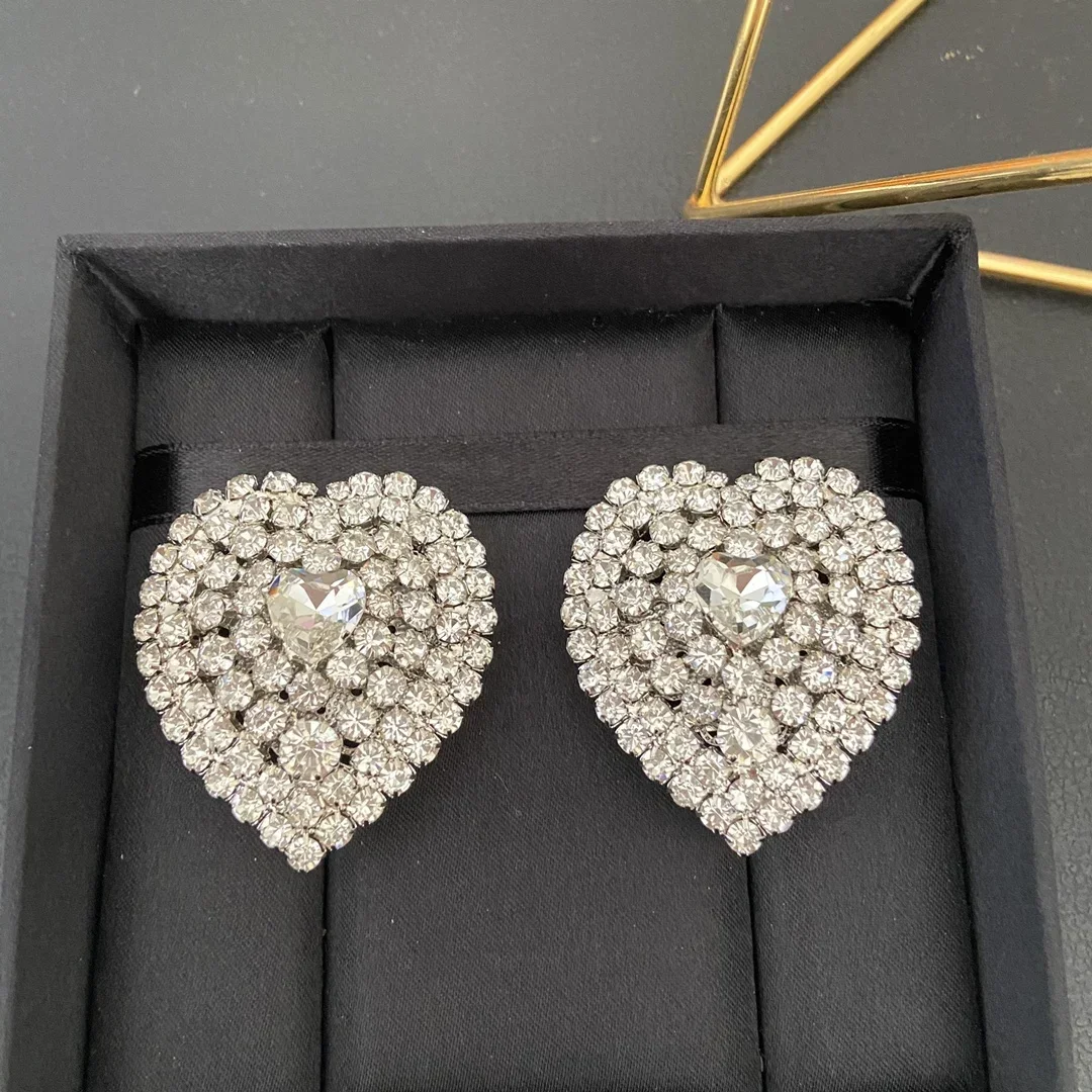 Full Crystal Heart Earrings Big Ear Clip Women High Quality Designer Brand Luxury Jewelry Party Trend
Full Crystal Heart Earrings Big Ear Clip Women High Quality Designer Brand Luxury Jewelry Party Trend