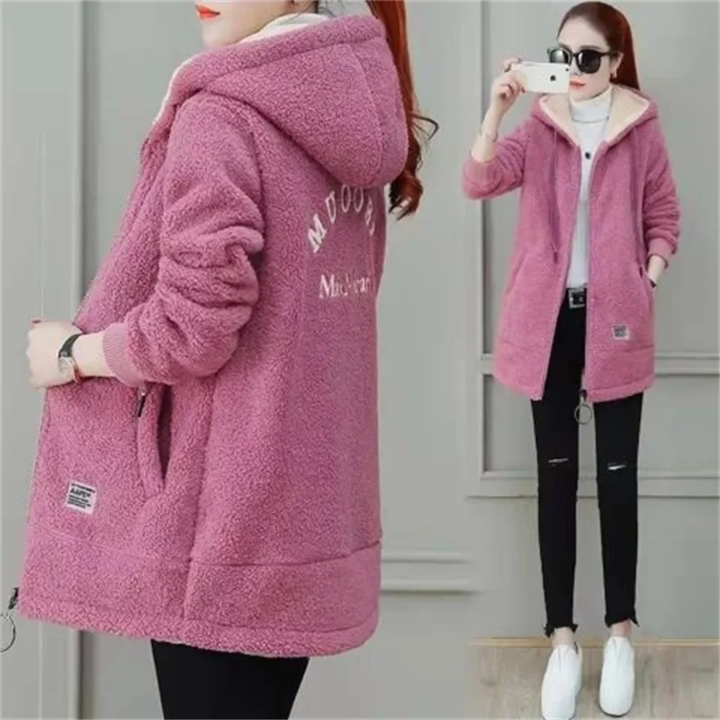 Thickened Medium To Long Lamb Fleece Hoodie For Women 2024 New Autumn/Winter Embroidered Letter Zipper Jacket
Thickened Medium To Long Lamb Fleece Hoodie For Women 2024 New Autumn/Winter Embroidered Letter Zipper Jacket