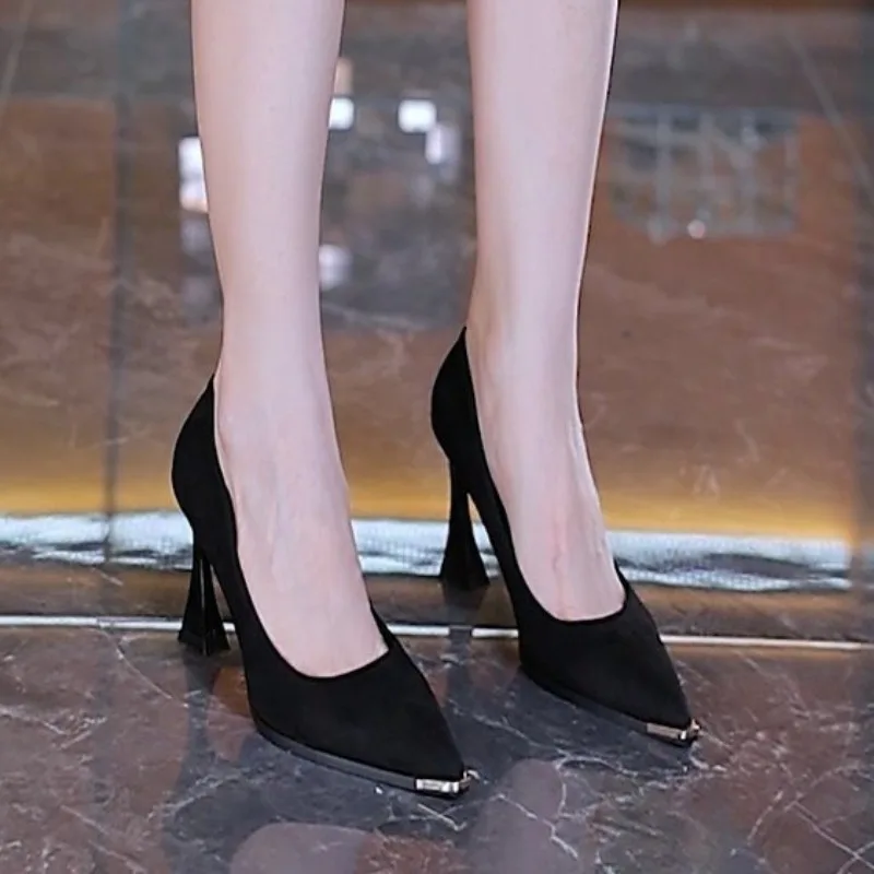 French Pointed Toe High Heels Women's Autumn New Style Low Cut Versatile Thick Heel Fashionable Ladies' Single Shoes
French Pointed Toe High Heels Women's Autumn New Style Low Cut Versatile Thick Heel Fashionable Ladies' Single Shoes