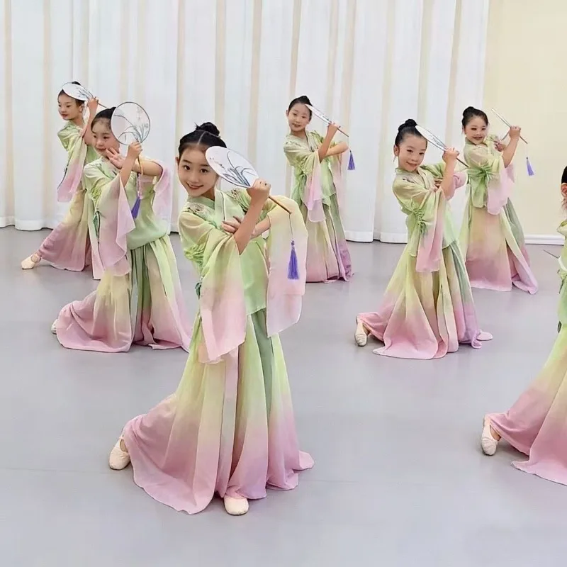 Children's classical dance costumes read pipa, pretty fan makeup, little moon outside the ancient city
Children's classical dance costumes read pipa, pretty fan makeup, little moon outside the ancient city