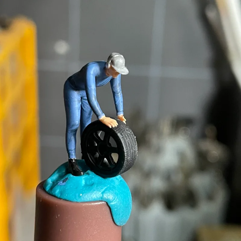 1/64 Painted Repair Worker With Hat Change tire Series Miniature Figure Model DIY Car Garage Scene Collection Display Fans
1/64 Painted Repair Worker With Hat Change tire Series Miniature Figure Model DIY Car Garage Scene Collection Display Fans