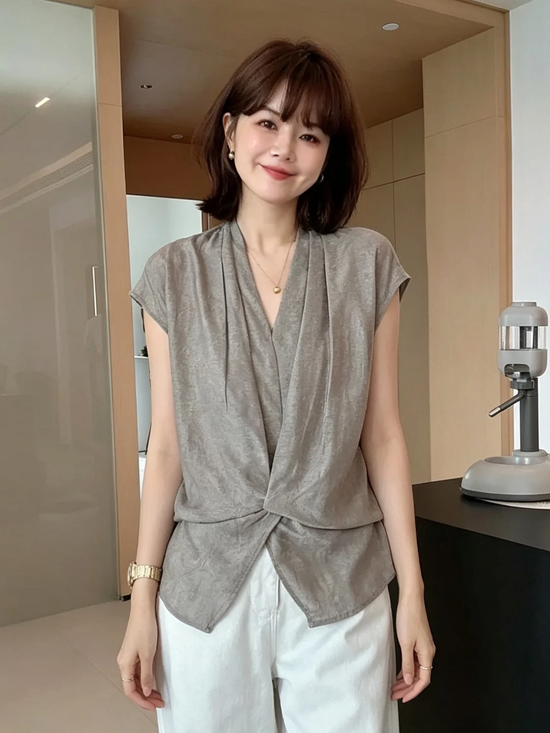 plus Size Women's Shirt V-Neck Knot Short Sleeve Slimming Summer New Style Casual Loose Fit Meat Covering Elegant Top
plus Size Women's Shirt V-Neck Knot Short Sleeve Slimming Summer New Style Casual Loose Fit Meat Covering Elegant Top