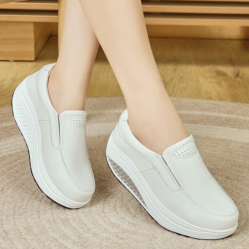 Женские кожаные туфли-слипоны на танкетке - перфорированные, нескользящие, удобные для ходьбы, обувь для медсестер
Женские кожаные туфли-слипоны на танкетке - перфорированные, нескользящие, удобные для ходьбы, обувь для медсестер