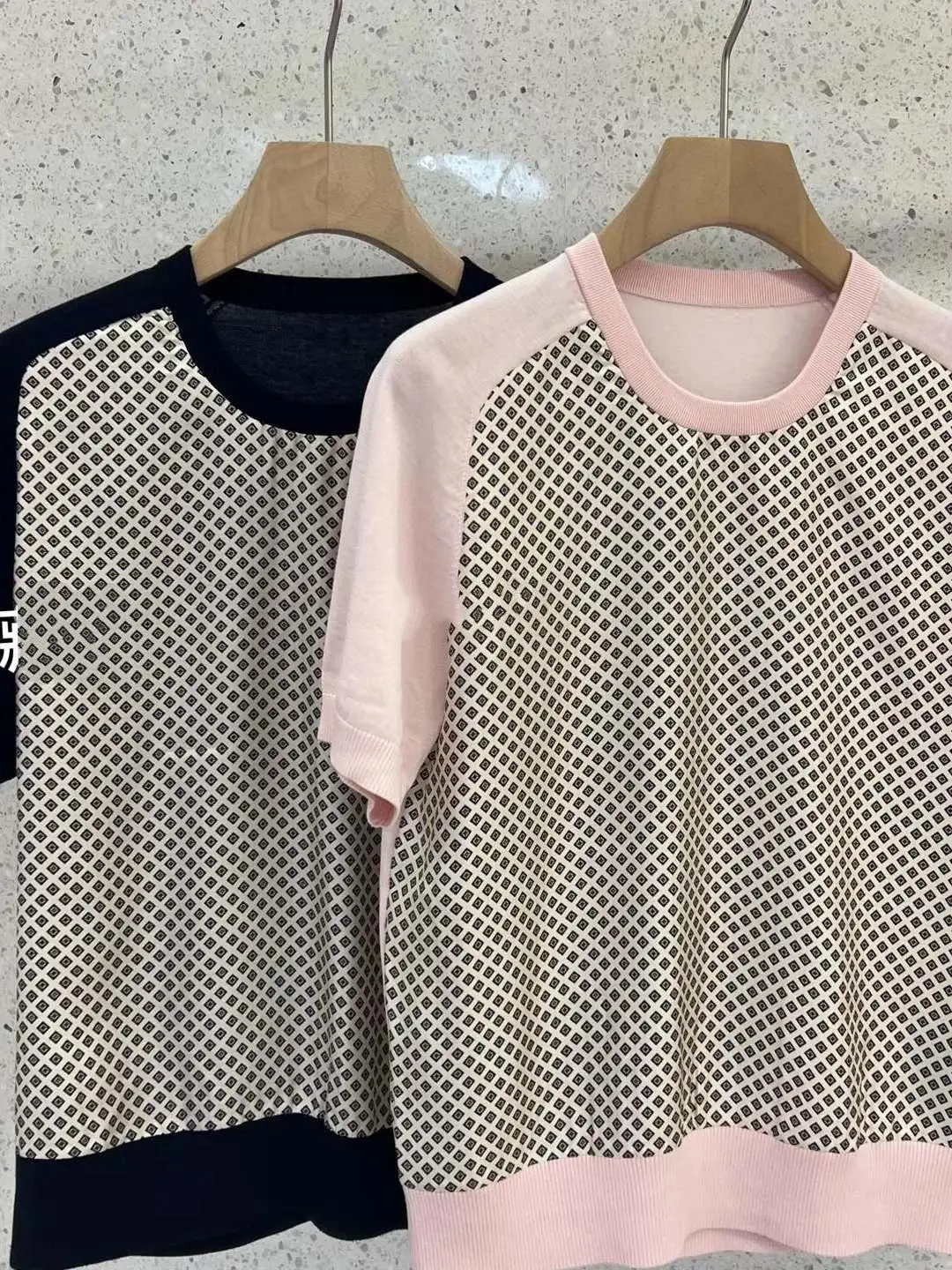 Round neck diamond plaid contrasting color raglan sleeves, silk cotton short sleeved women's casual loose patchwork top
Round neck diamond plaid contrasting color raglan sleeves, silk cotton short sleeved women's casual loose patchwork top