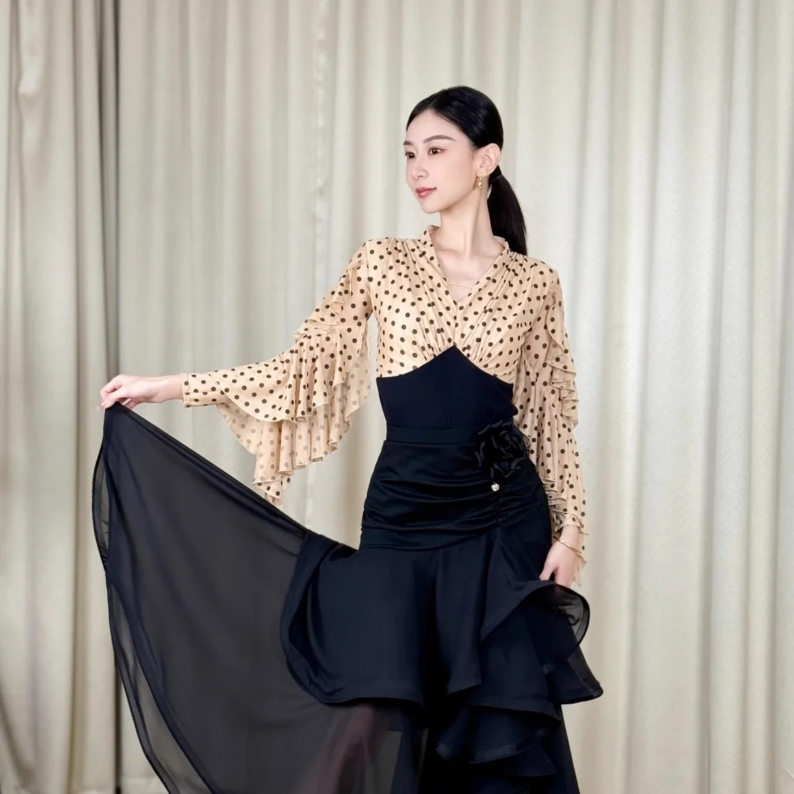 2026 Ballroom Dance Tops For Women Fluttering Yarn Sleeved Shirts Samba Waltz Tango Dress Adult Female Modern Costumes XH3802
2026 Ballroom Dance Tops For Women Fluttering Yarn Sleeved Shirts Samba Waltz Tango Dress Adult Female Modern Costumes XH3802
