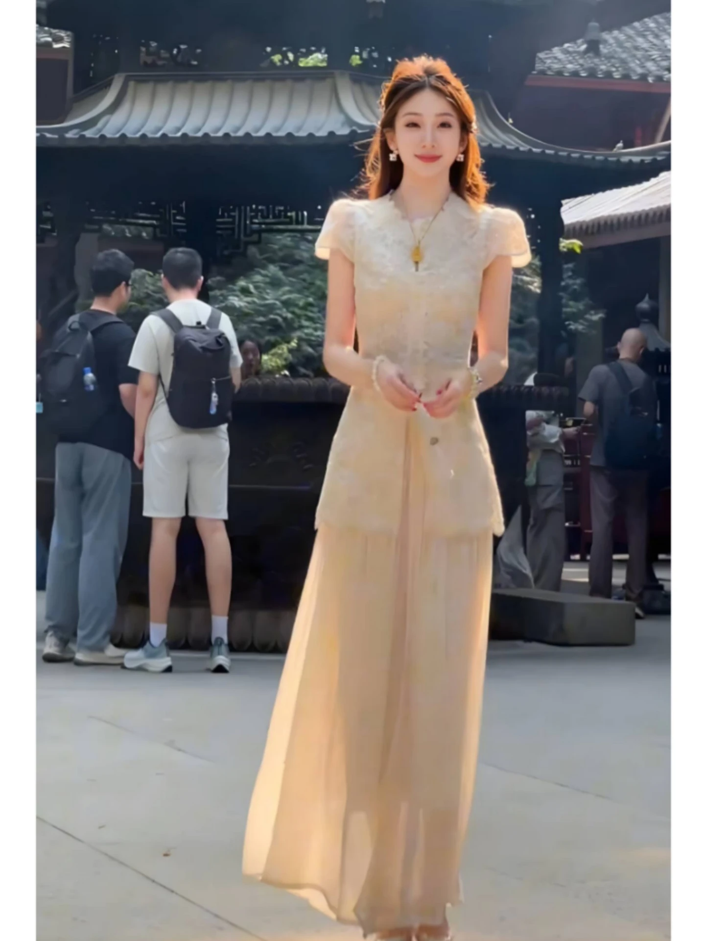 Summer Slimming Waist Design Chinese Style Lace Embroidery Top Wide Leg Pants Two Piece Set Women Fashionable Ensemble
Summer Slimming Waist Design Chinese Style Lace Embroidery Top Wide Leg Pants Two Piece Set Women Fashionable Ensemble