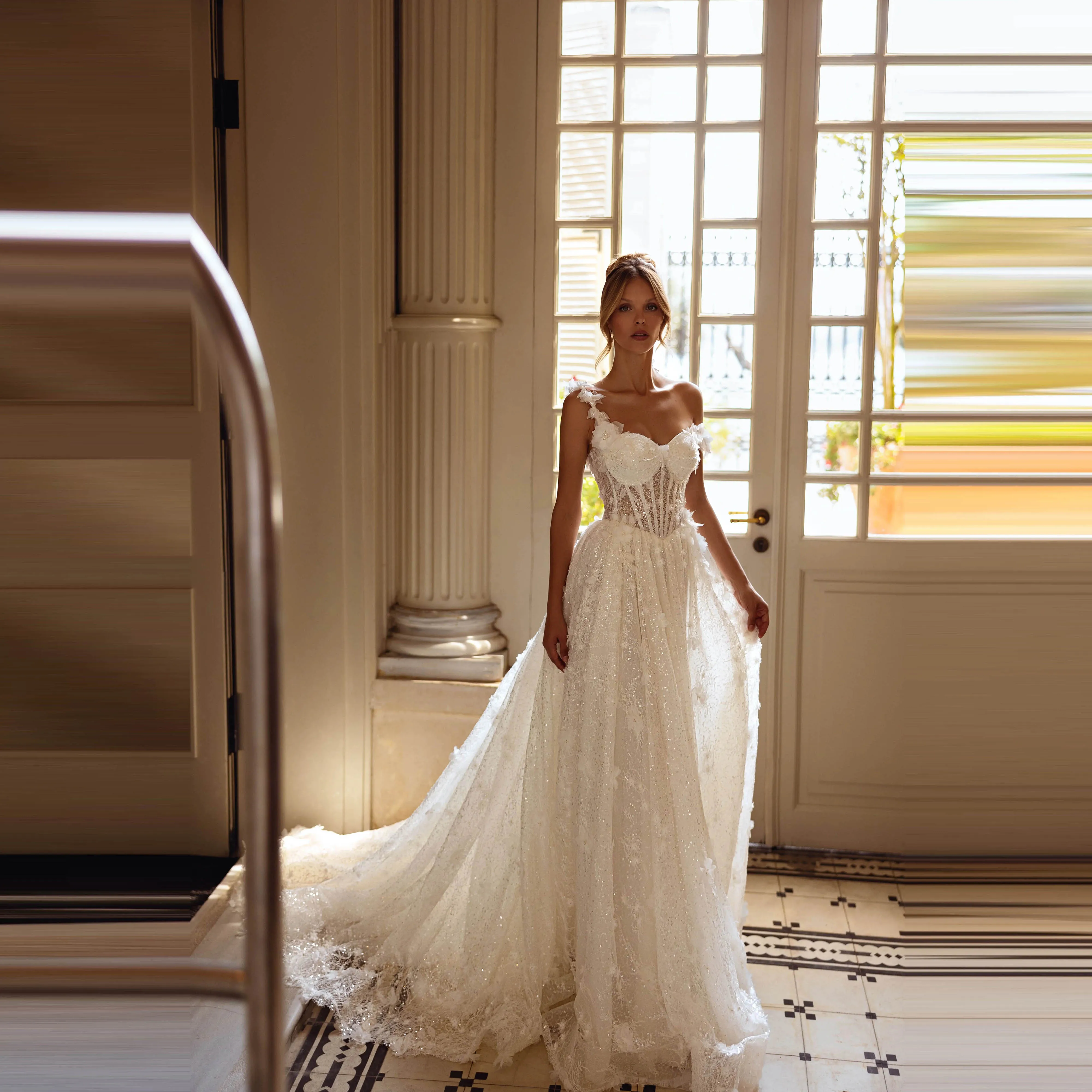 Exquisite Appliques Wedding Dresses A Line Woman's Appliques Bride Gowns Backless Tulle Backless Vestidos De Novia Customized
Exquisite Appliques Wedding Dresses A Line Woman's Appliques Bride Gowns Backless Tulle Backless Vestidos De Novia Customized
