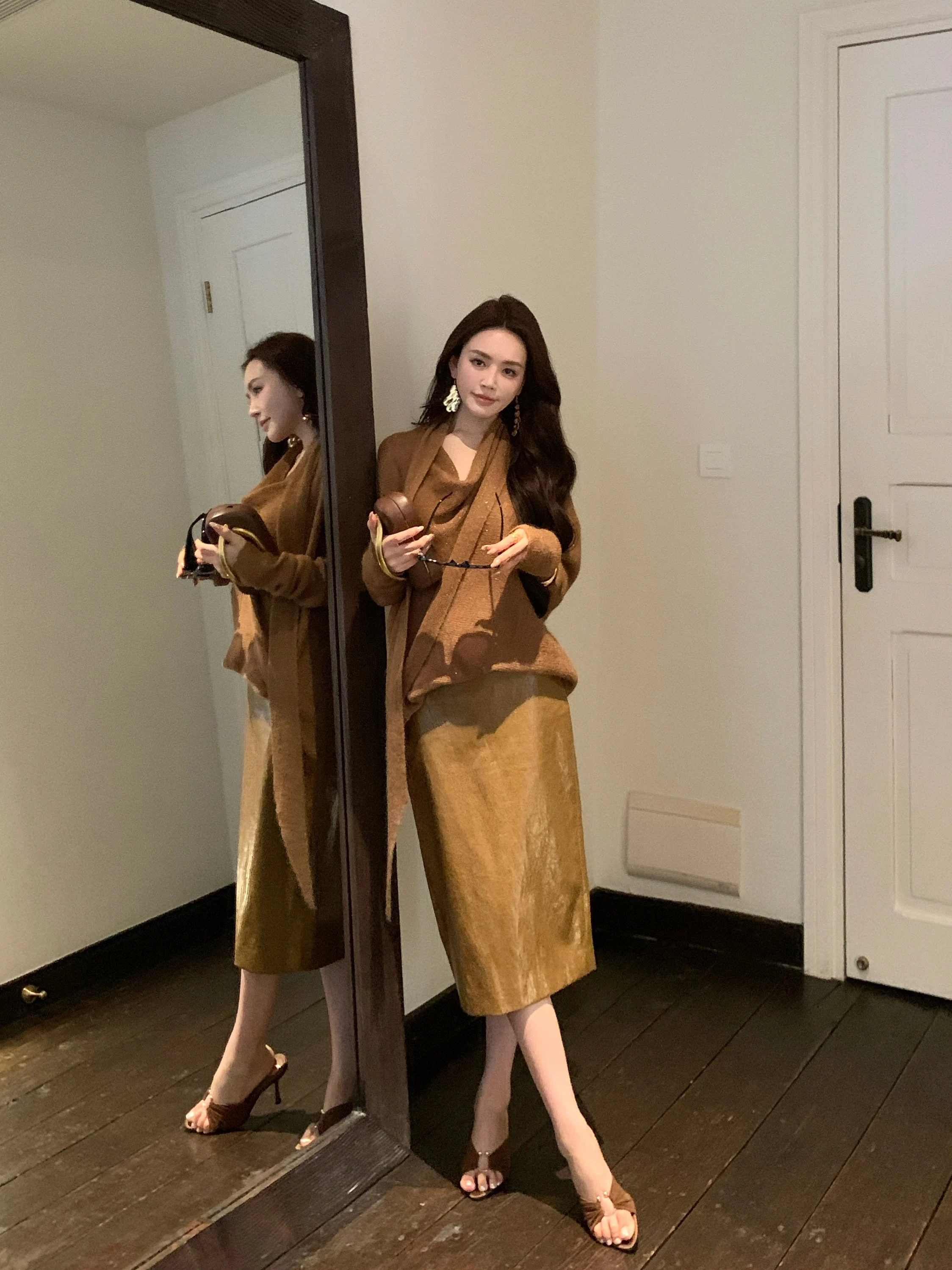 Ele High Waist Straight Cut PU Leather Oil Wax Texture Skirt with Ba Split Women's Faion Spring Collection China Made
Ele High Waist Straight Cut PU Leather Oil Wax Texture Skirt with Ba Split Women's Faion Spring Collection China Made